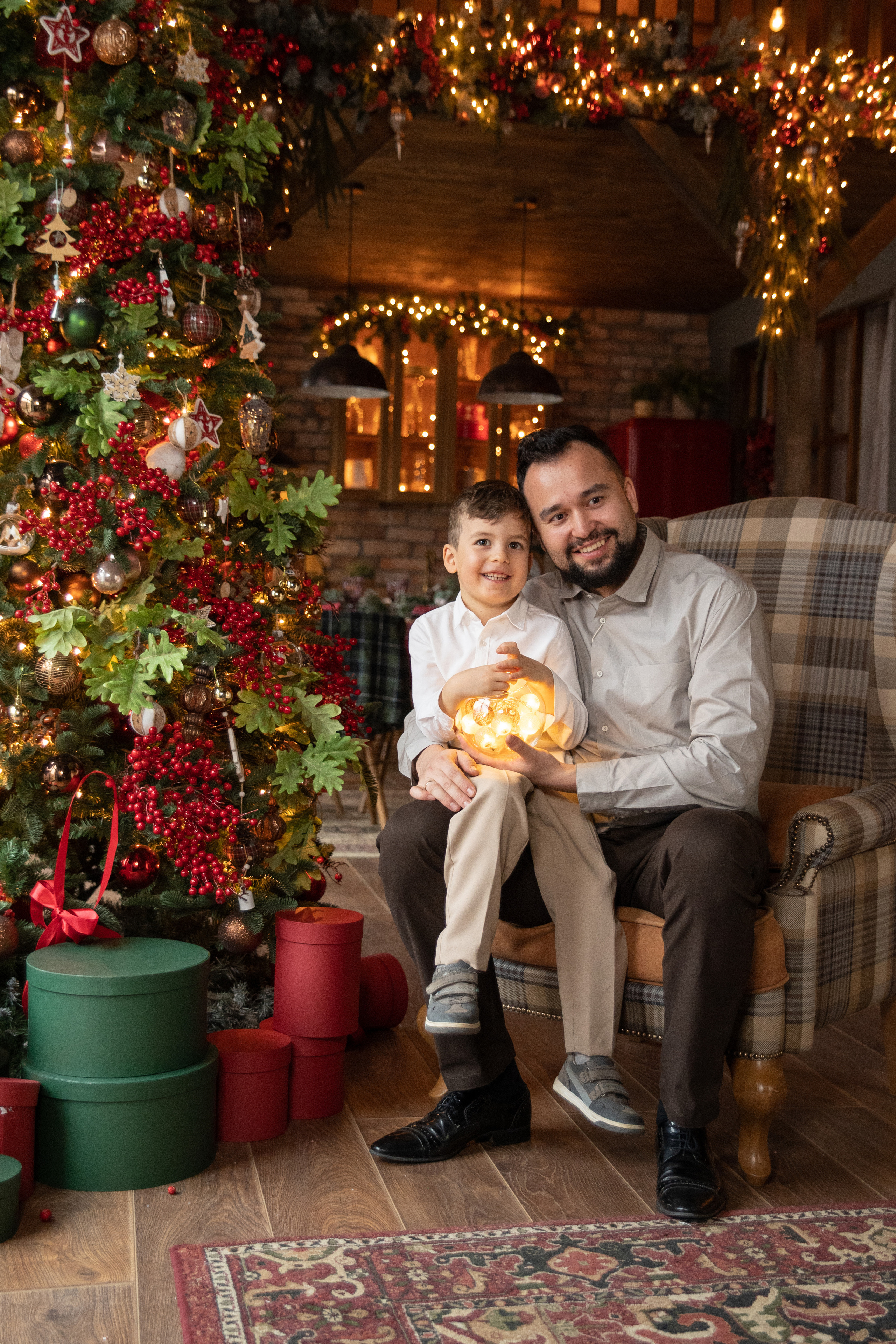новогодняя фотосессия в студии папа и сын
