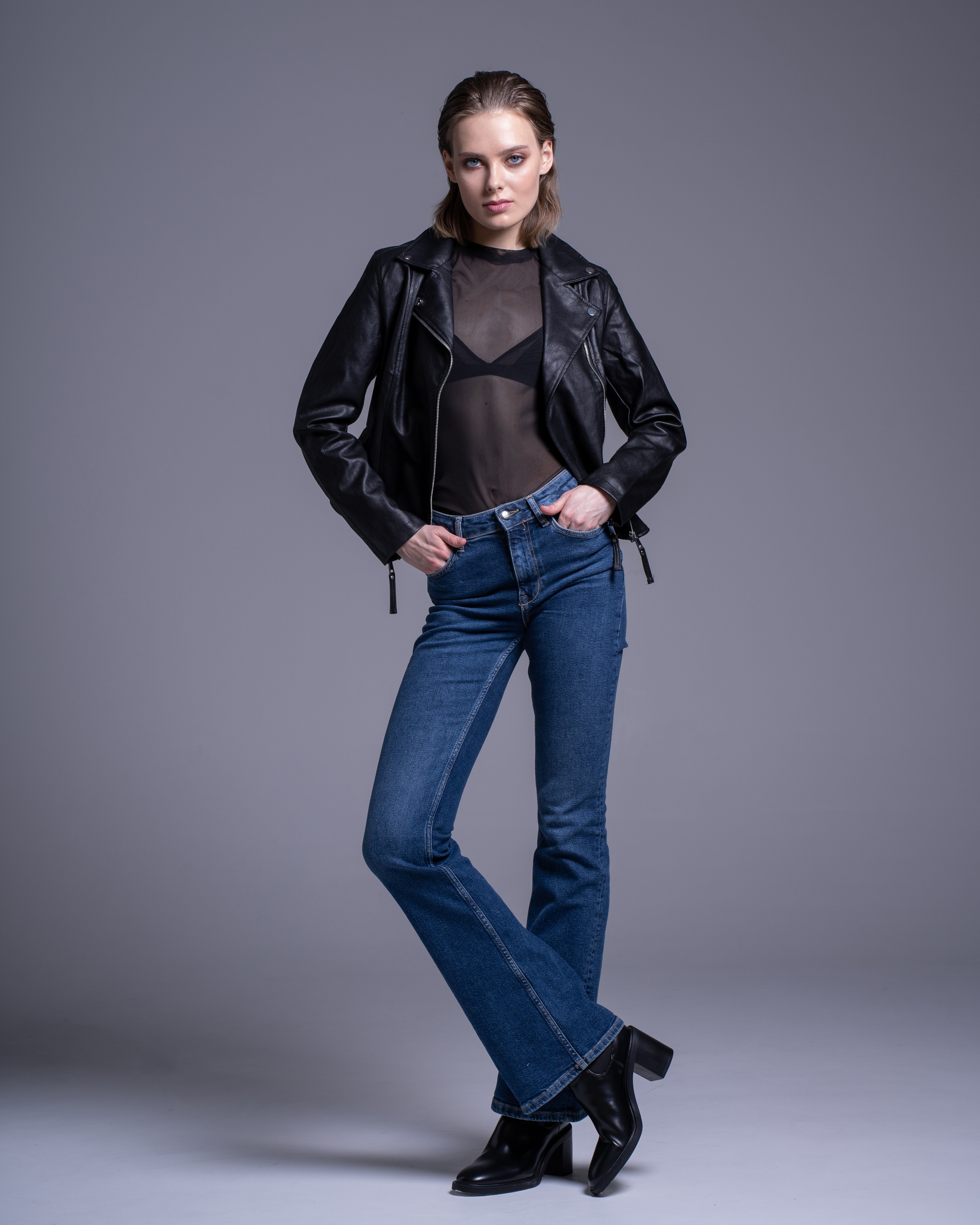 женская фотосессия в студии для модельного портфолио