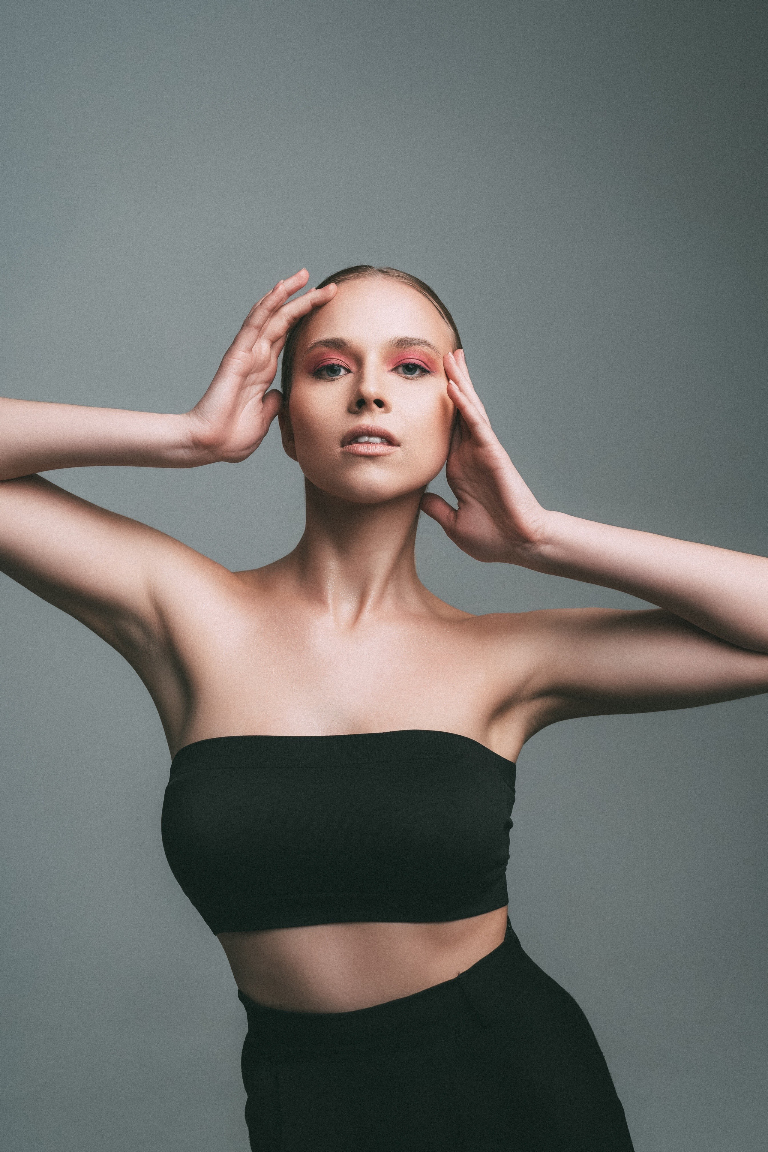 Женский портрет крупным планом с мягким боковым освещением в стиле beauty фотографии