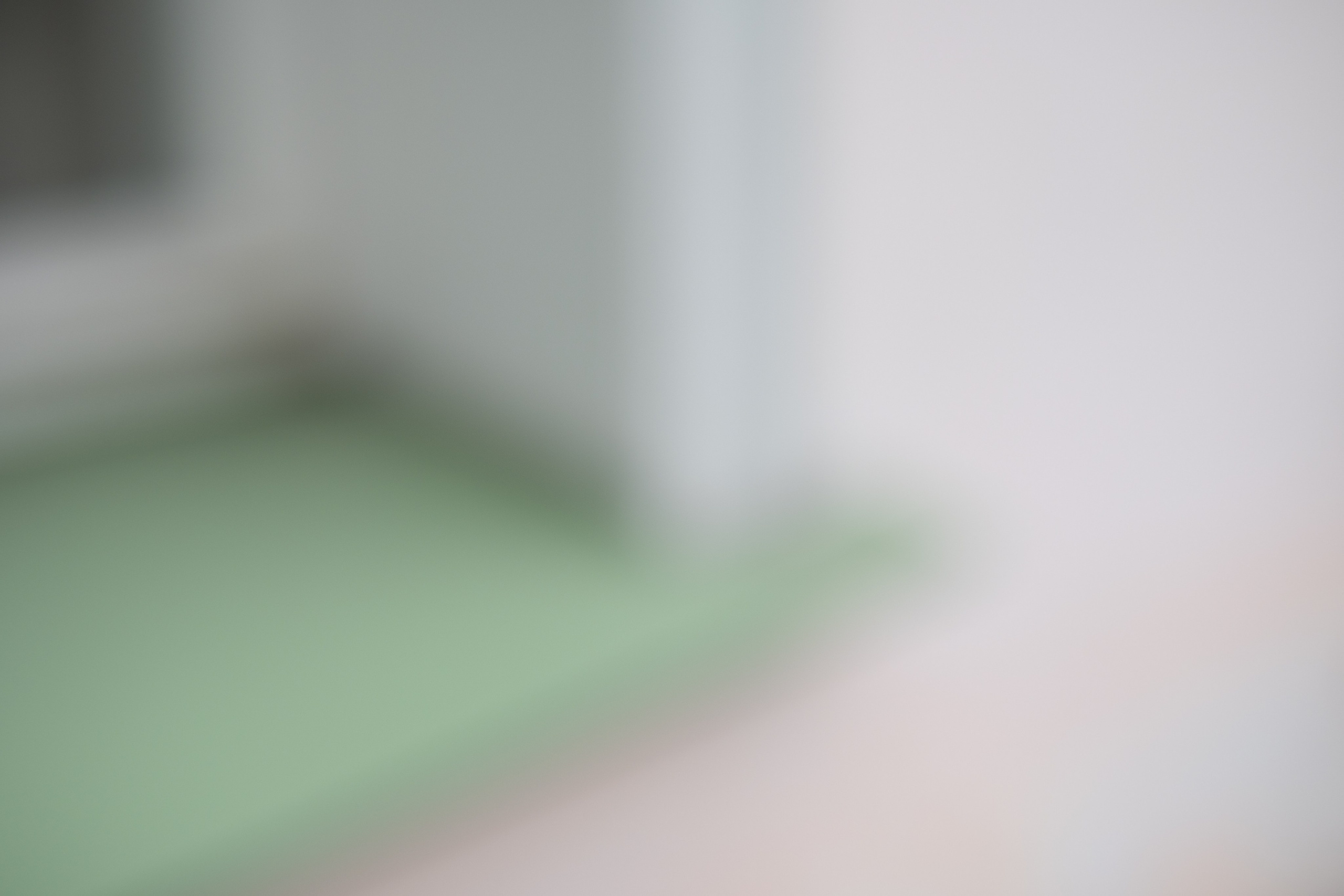 Авторская городская фотография, исследующая свет, цвет, архитектуру и визуальные ритмы городской среды. Фотограф: Ожерельев Лев