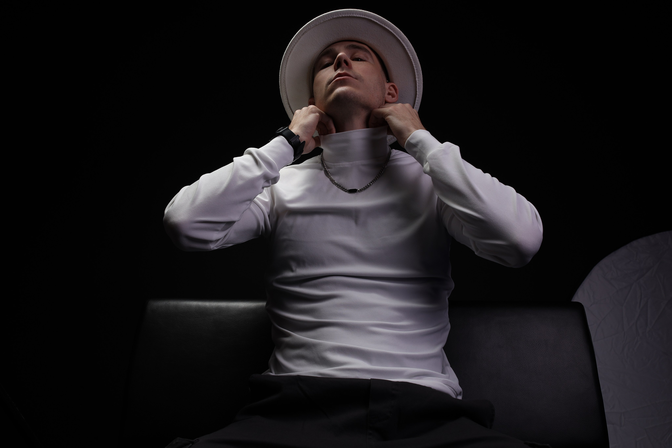 The White hat Alex. Профессиональный фотограф в Воронеже Владислав Крылов