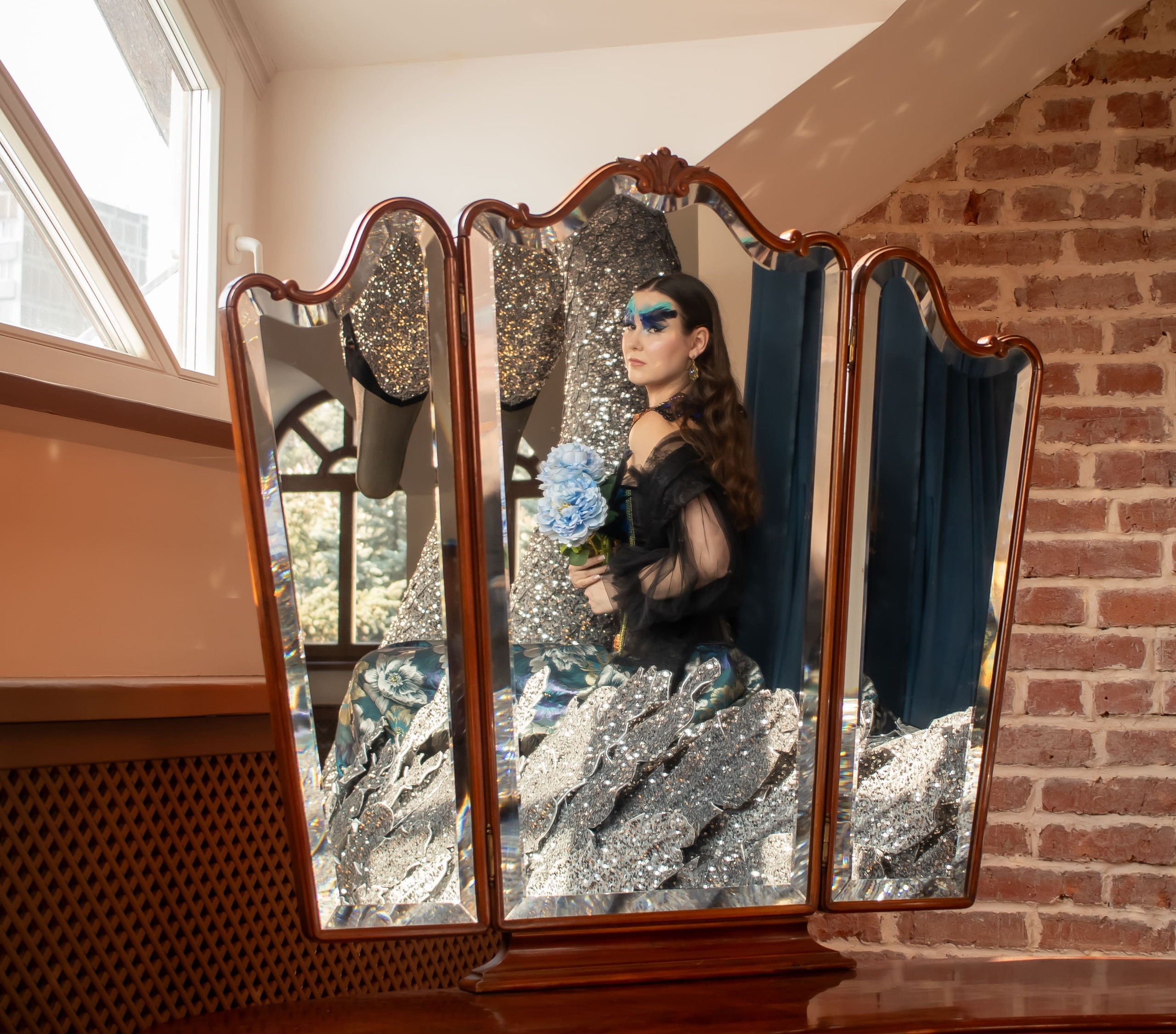 фотосессия девушки у винтажного зеркала в интерьерной студии