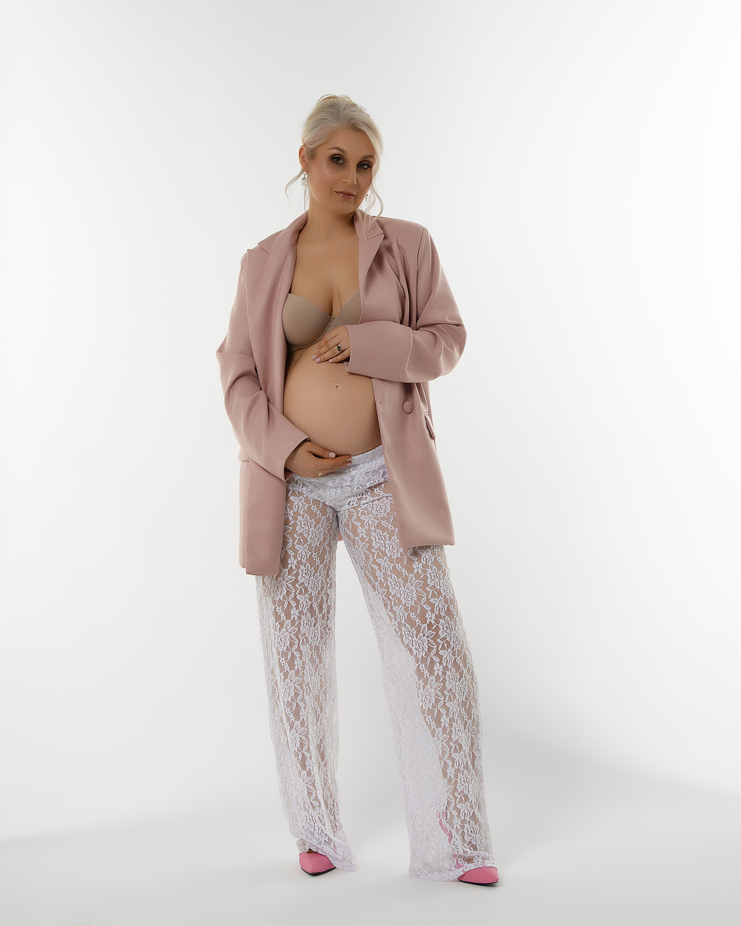 Фотосессия беременности на циклораме. Женский фотограф в Москве Богдашкина Динара