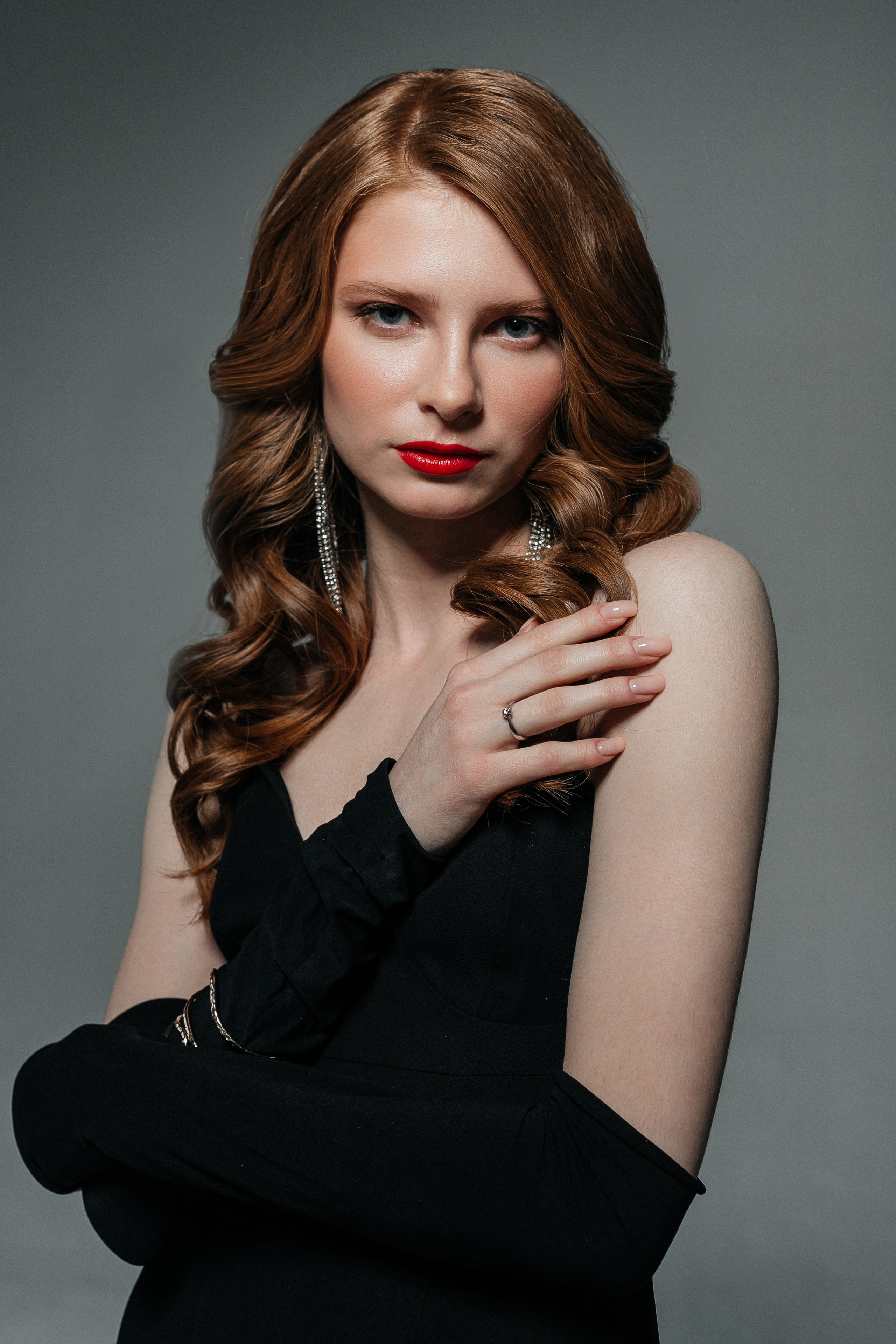 Женский портрет в вечернем образе в студии на белой циклораме