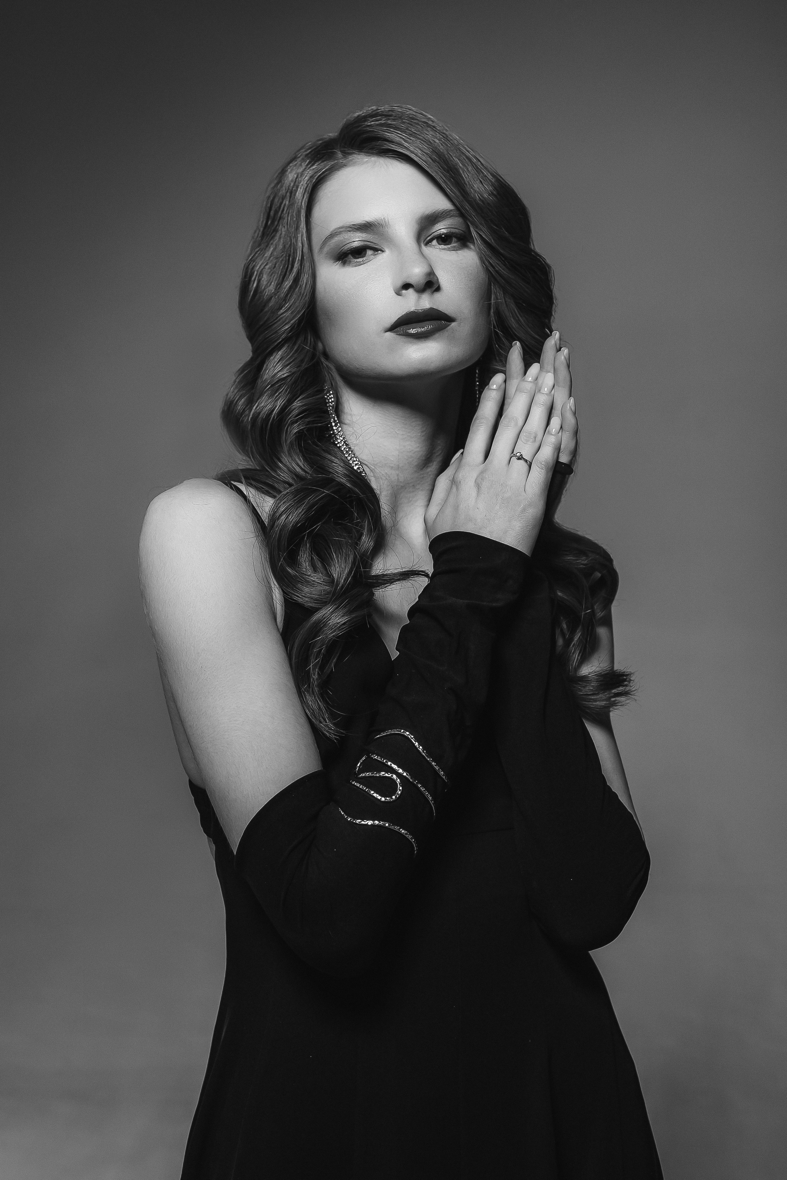 Женский портрет в вечернем образе в студии на белой циклораме