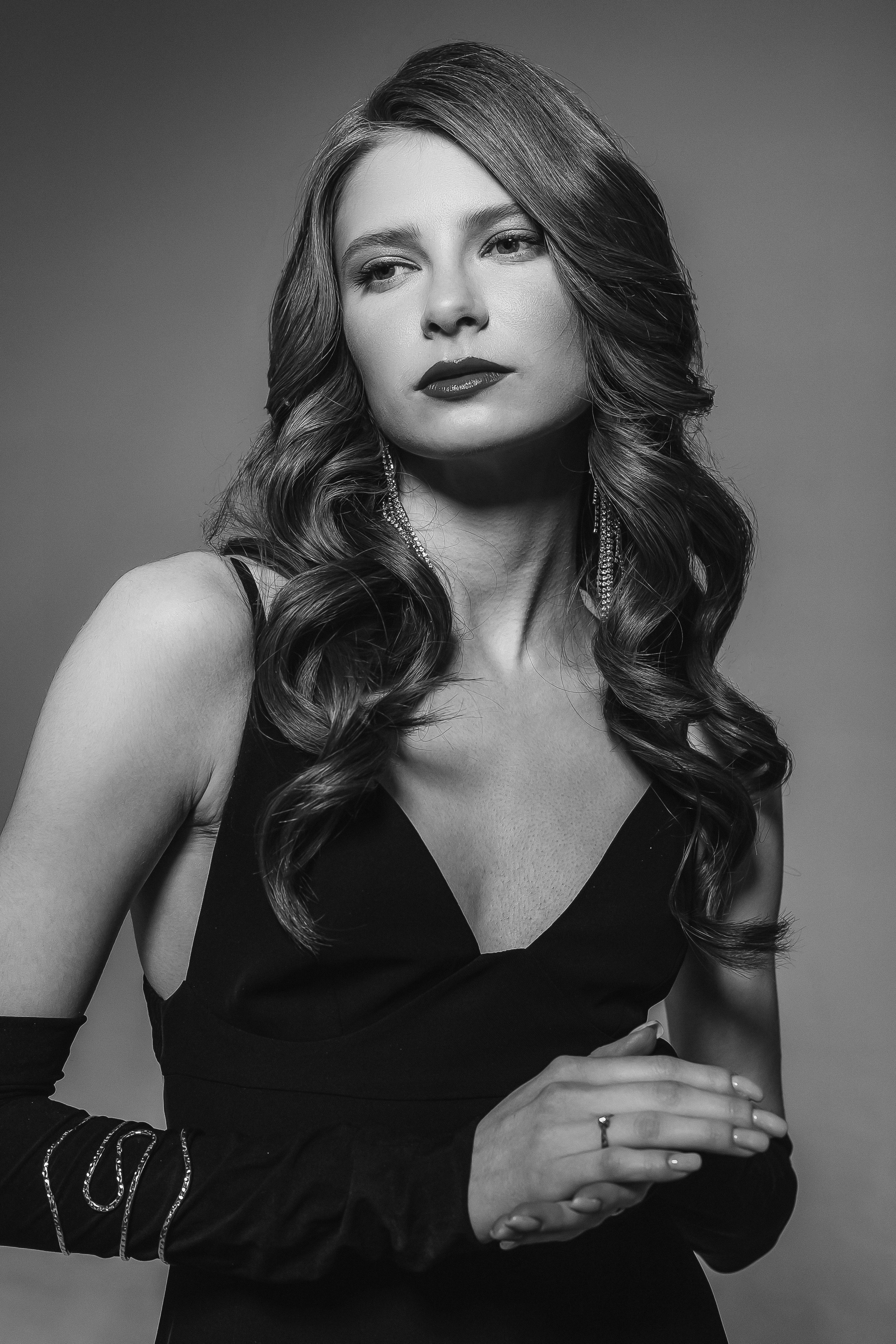 Женский портрет в вечернем образе в студии на белой циклораме