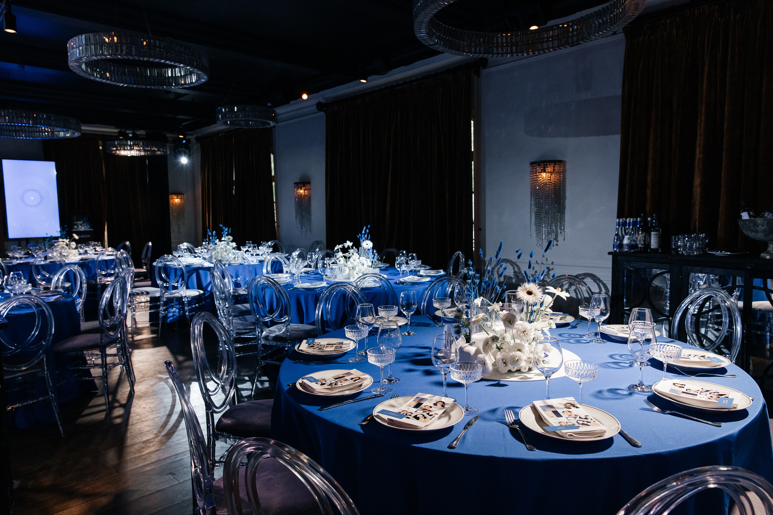 Свадьба в ресторане в синих тонах