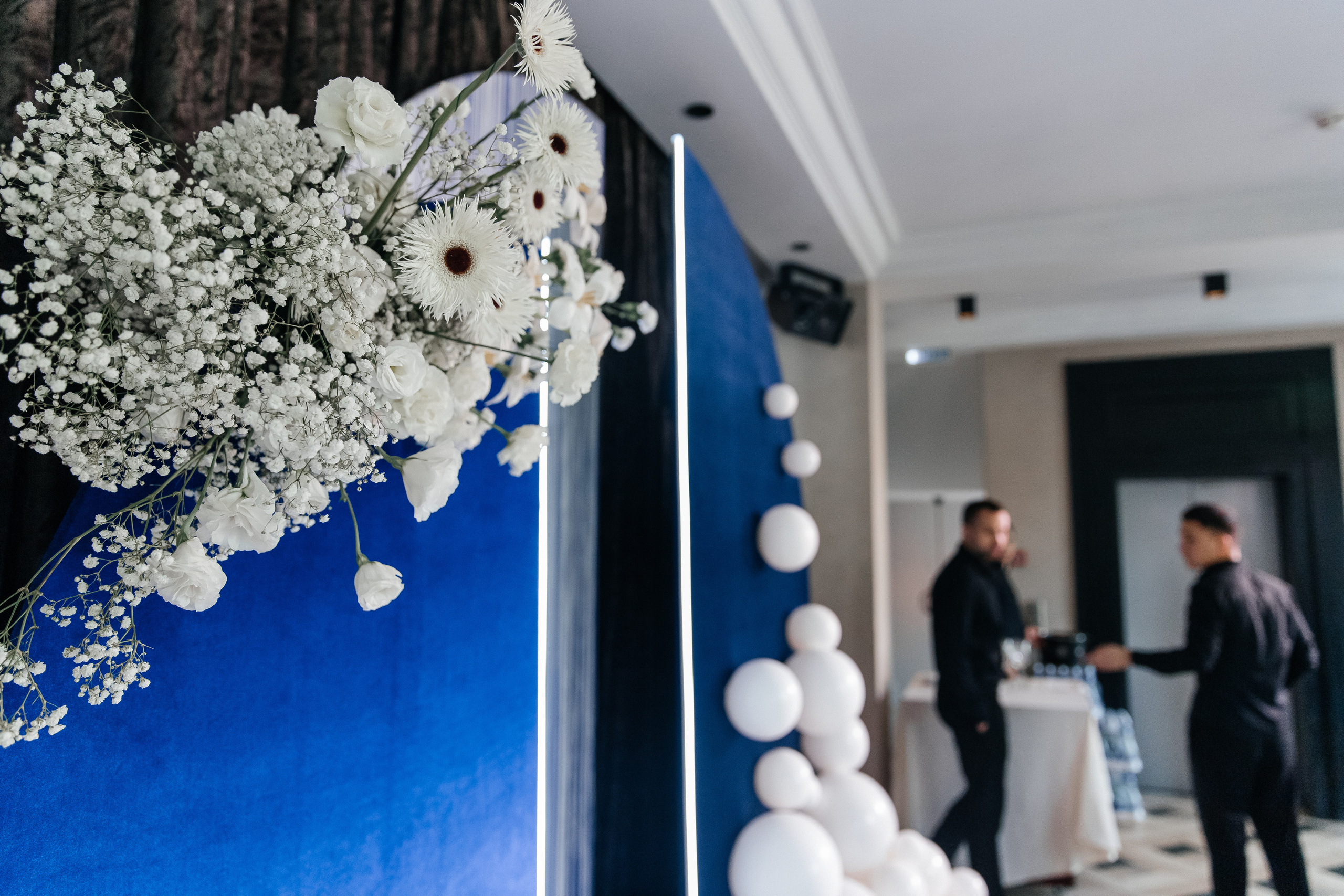 Декор на свадебной фотозоне из живых цветов