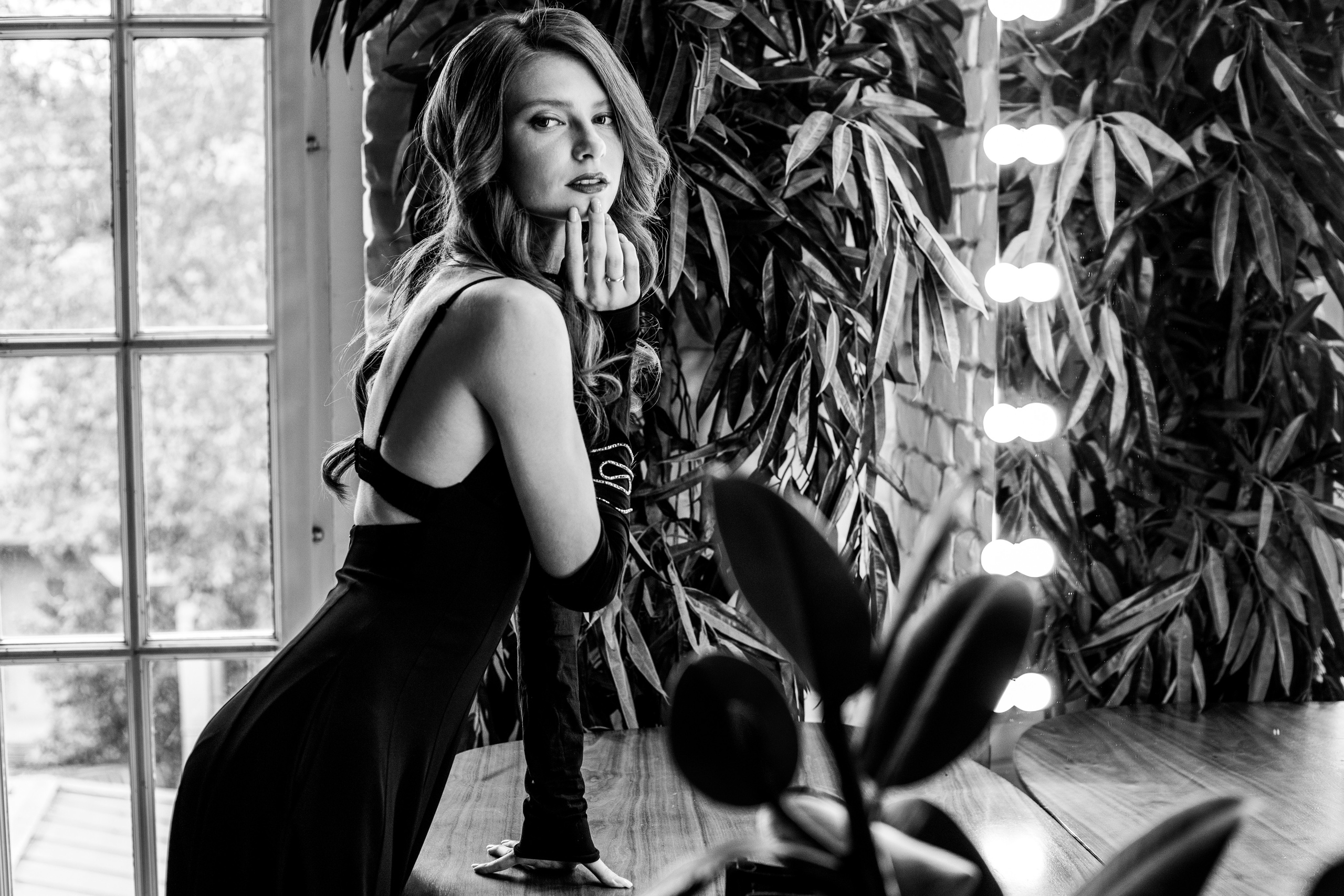 Женский портрет в студии у зеркала