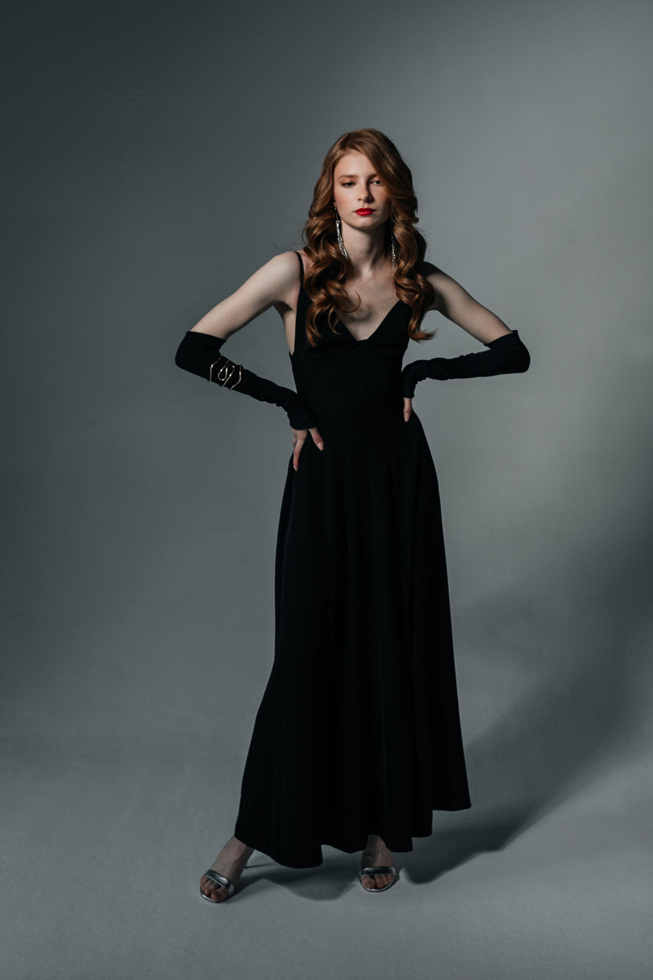 Женский портрет в вечернем образе в студии на белой циклораме