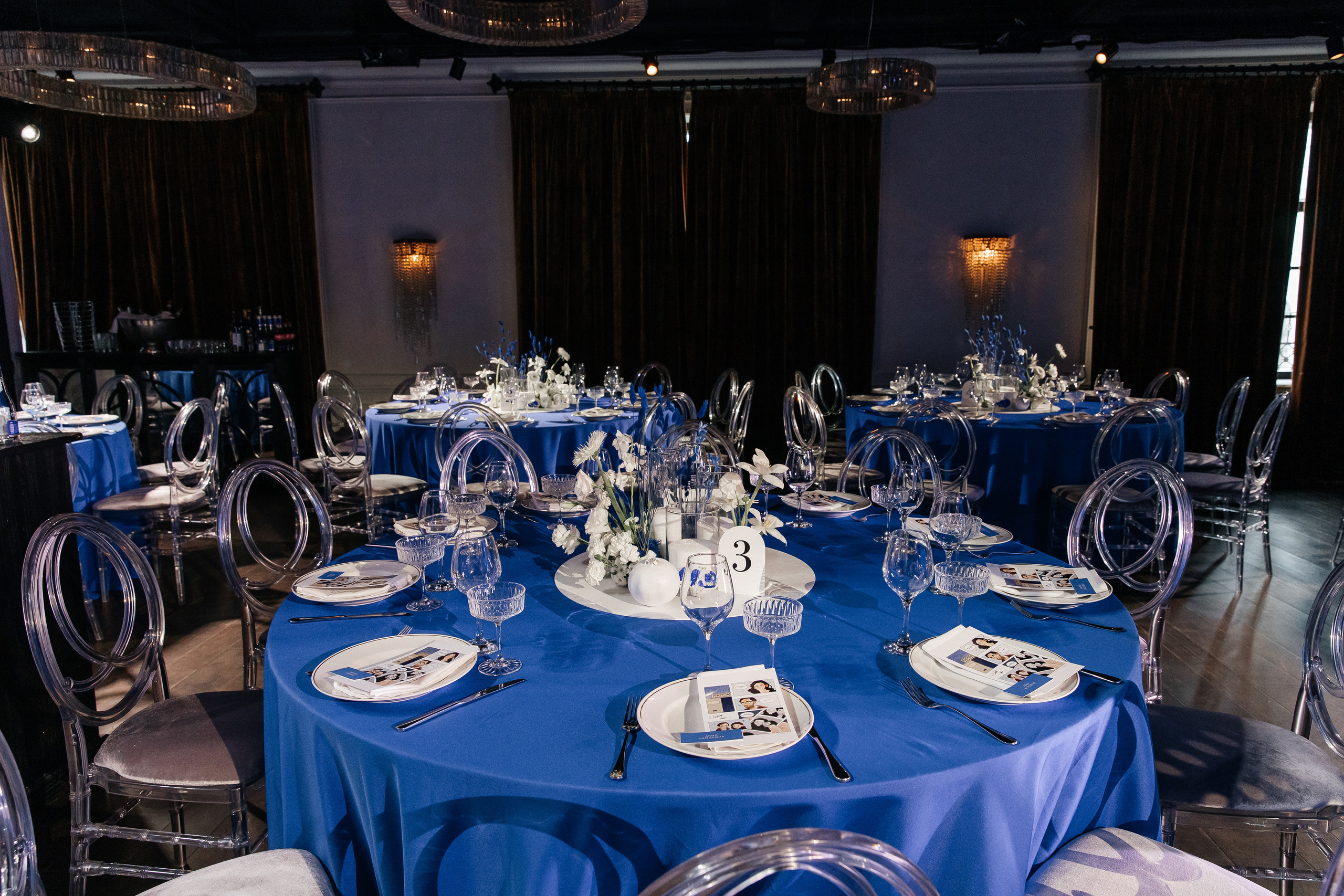 Свадьба в ресторане в синих тонах
