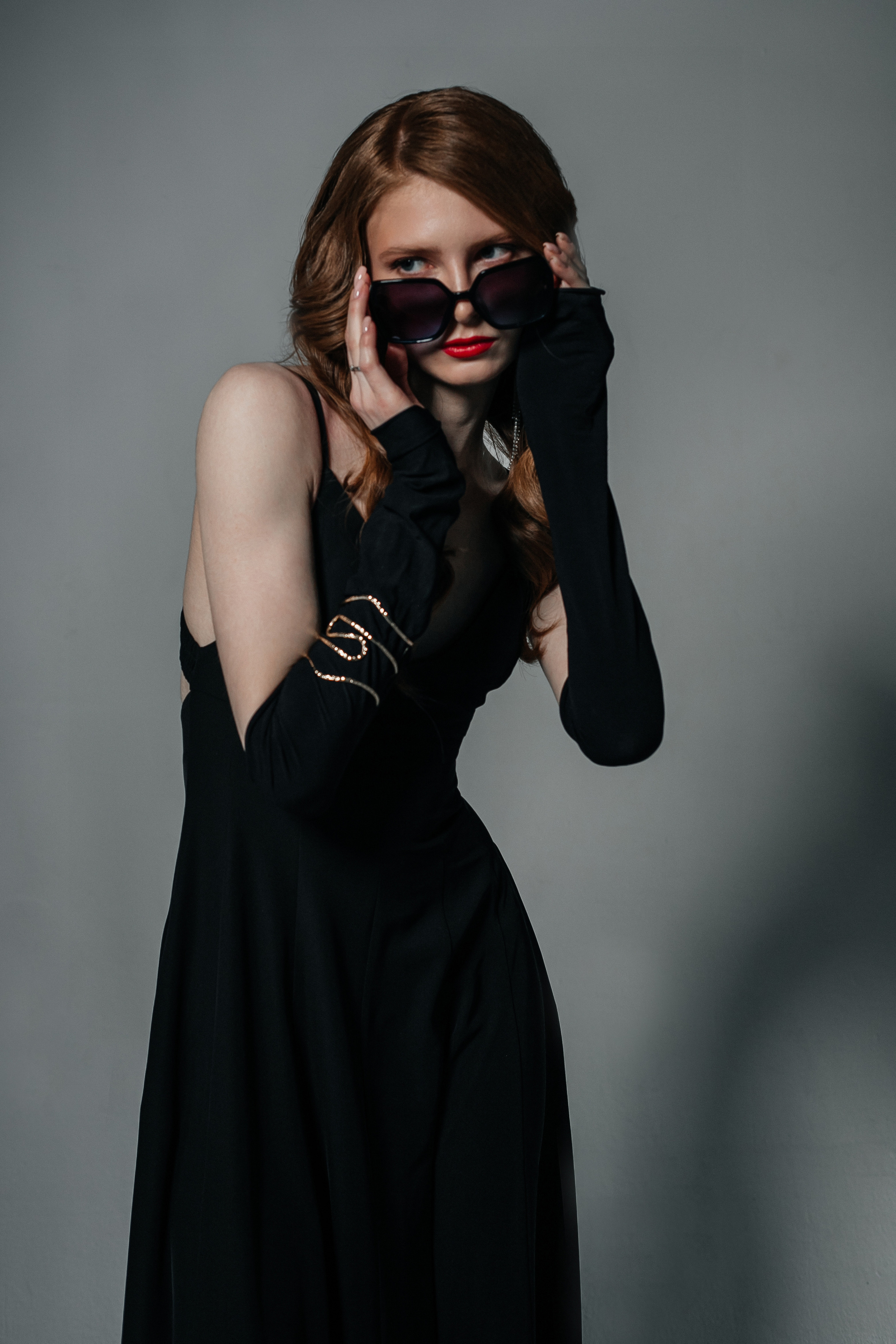 Женский портрет в вечернем образе в студии на белой циклораме