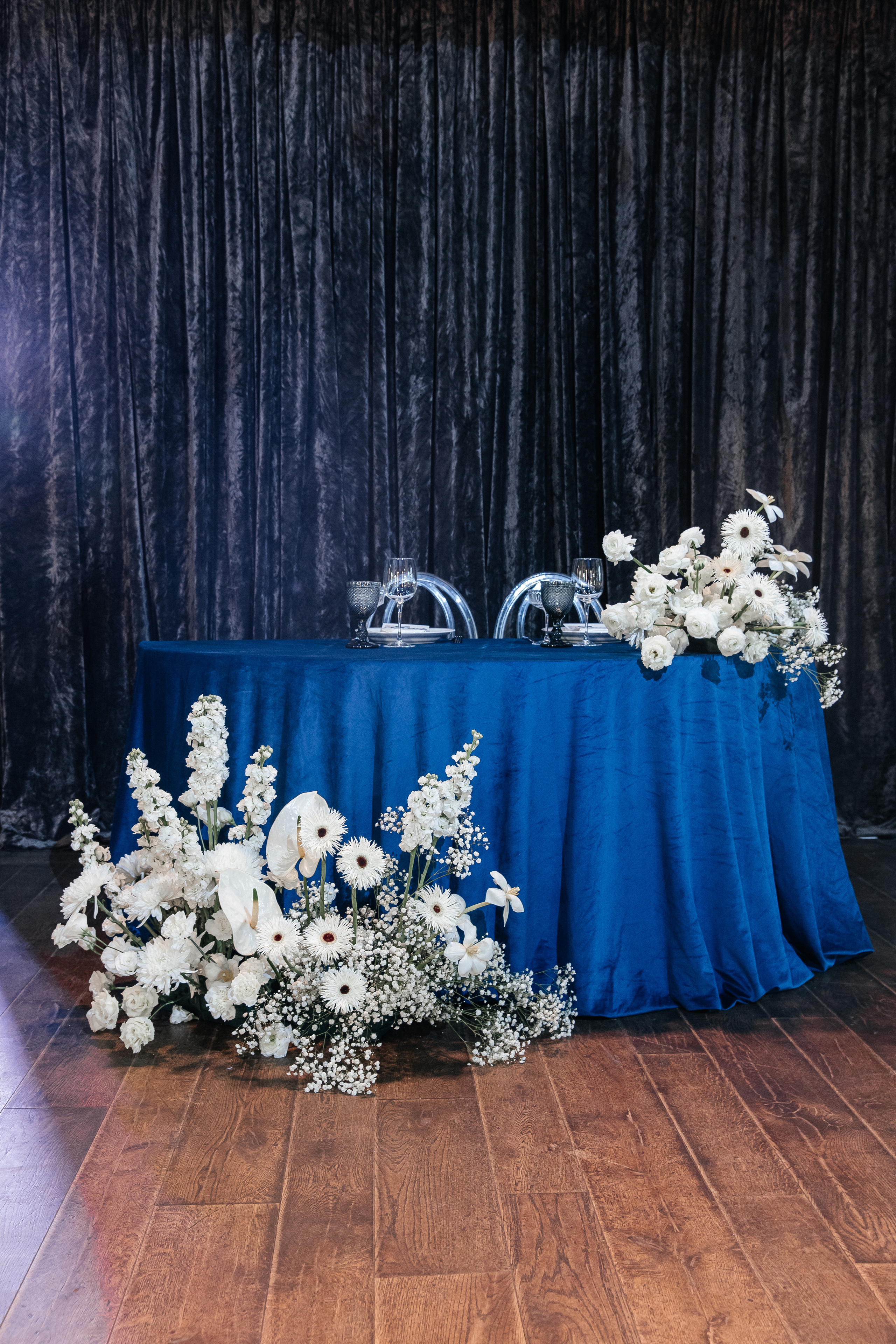 Свадьба в ресторане в синих тонах