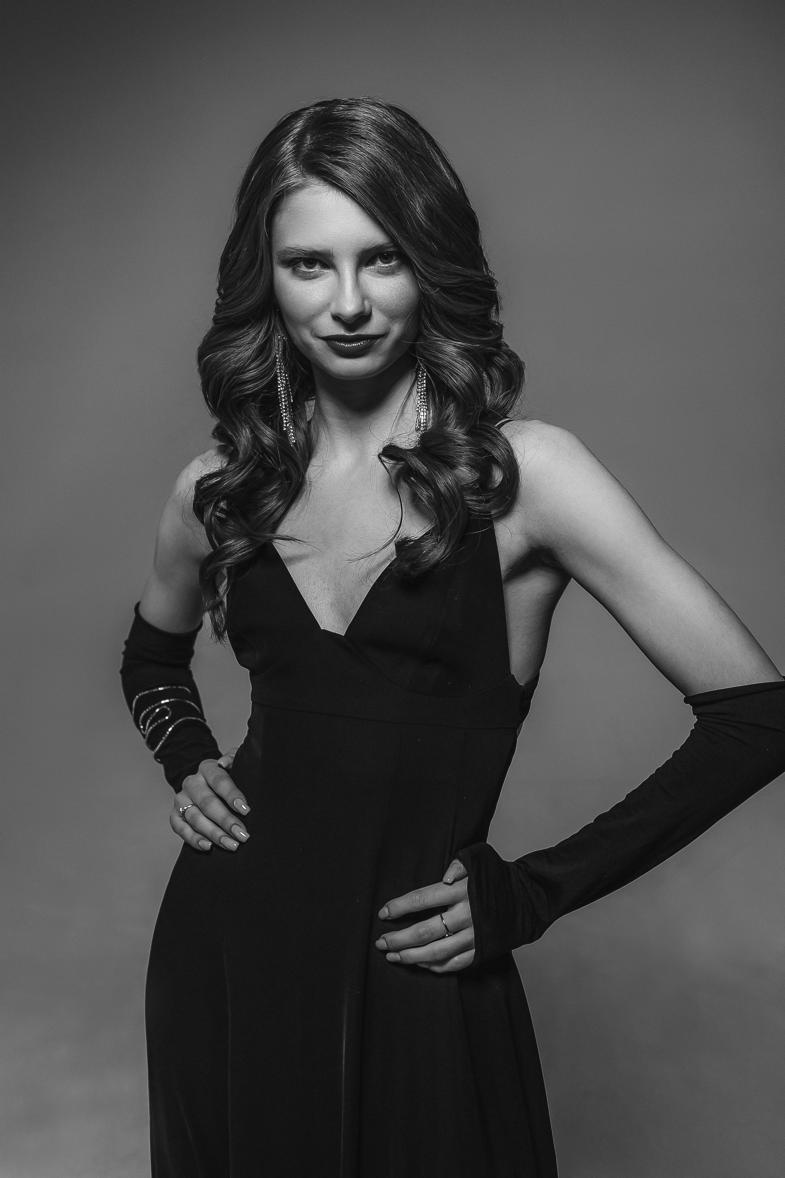 Женский портрет в вечернем образе в студии на белой циклораме