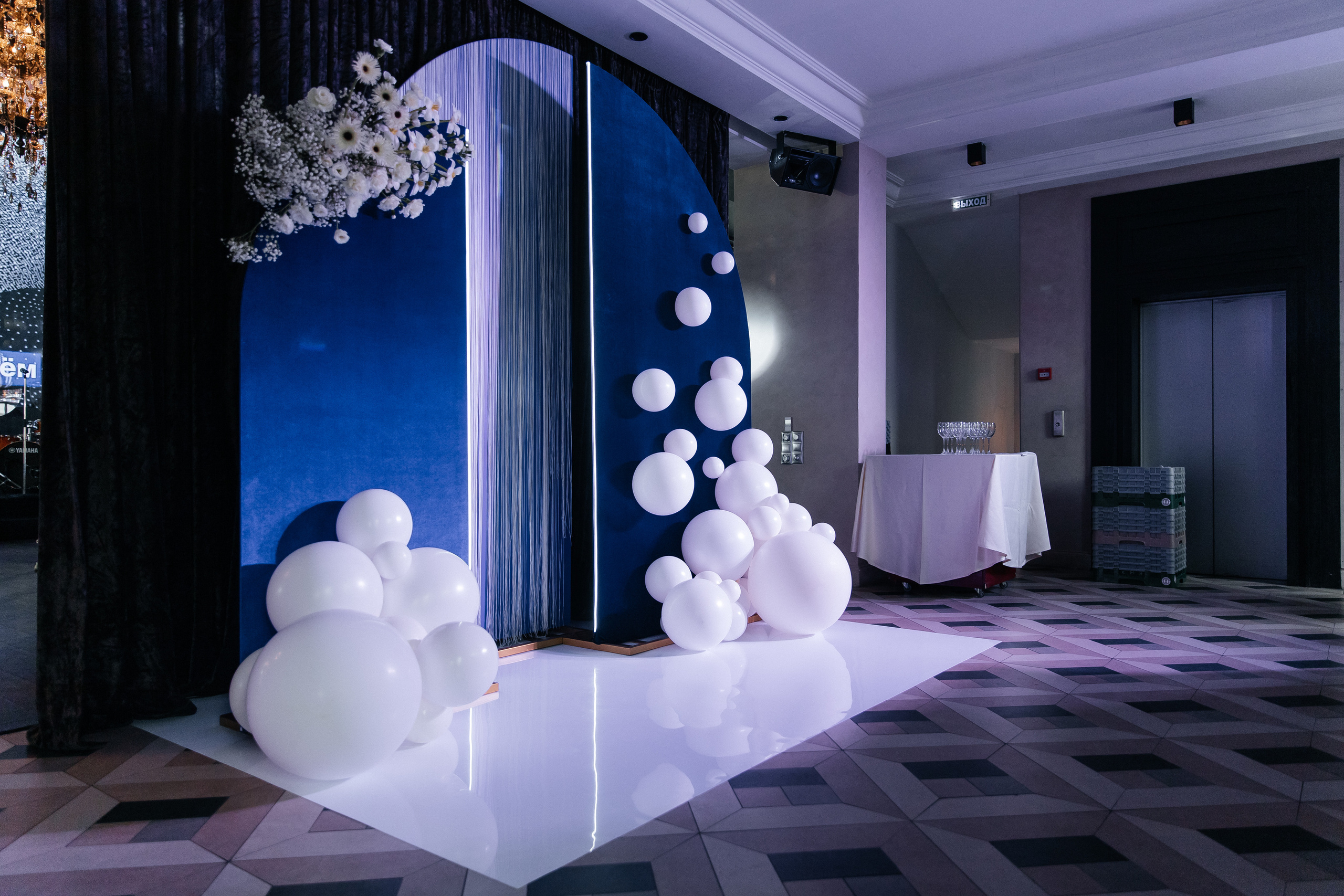 Свадьба в ресторане в синих тонах