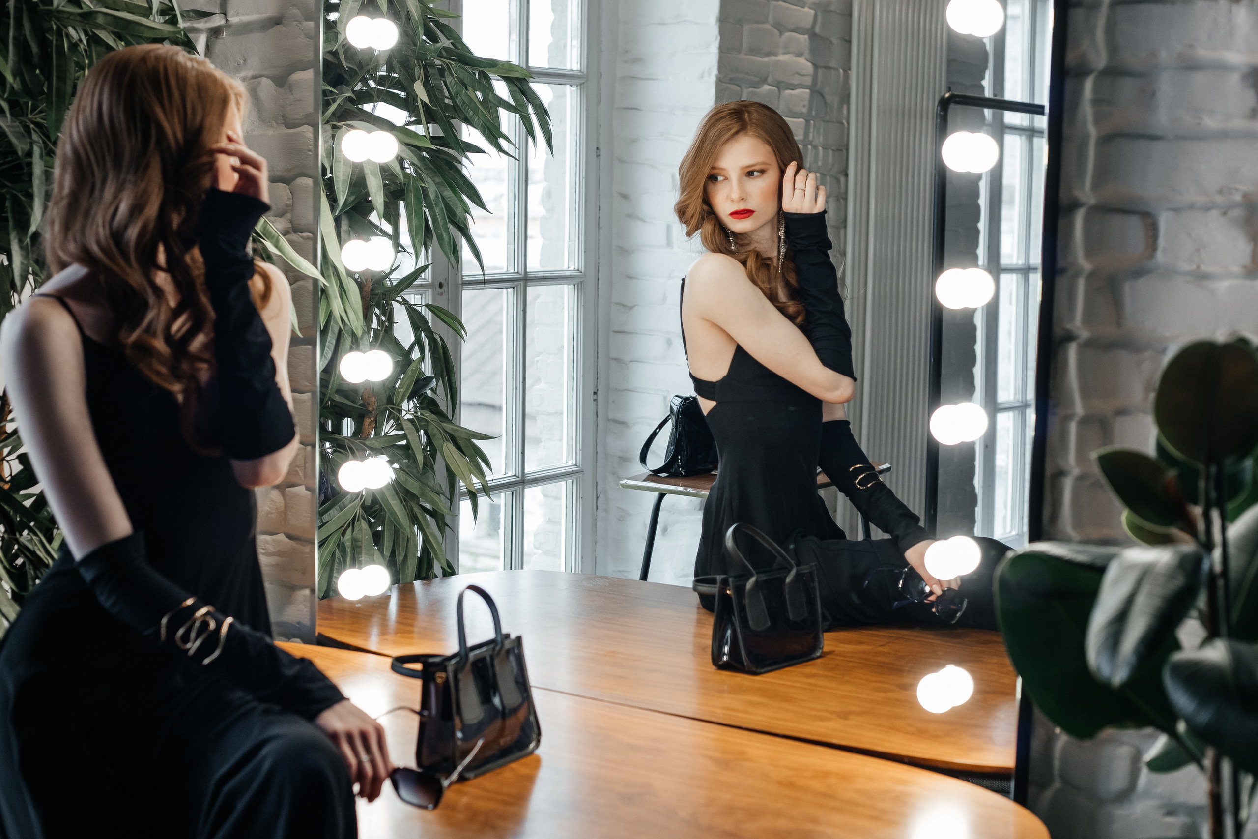 Женский портрет в студии у зеркала