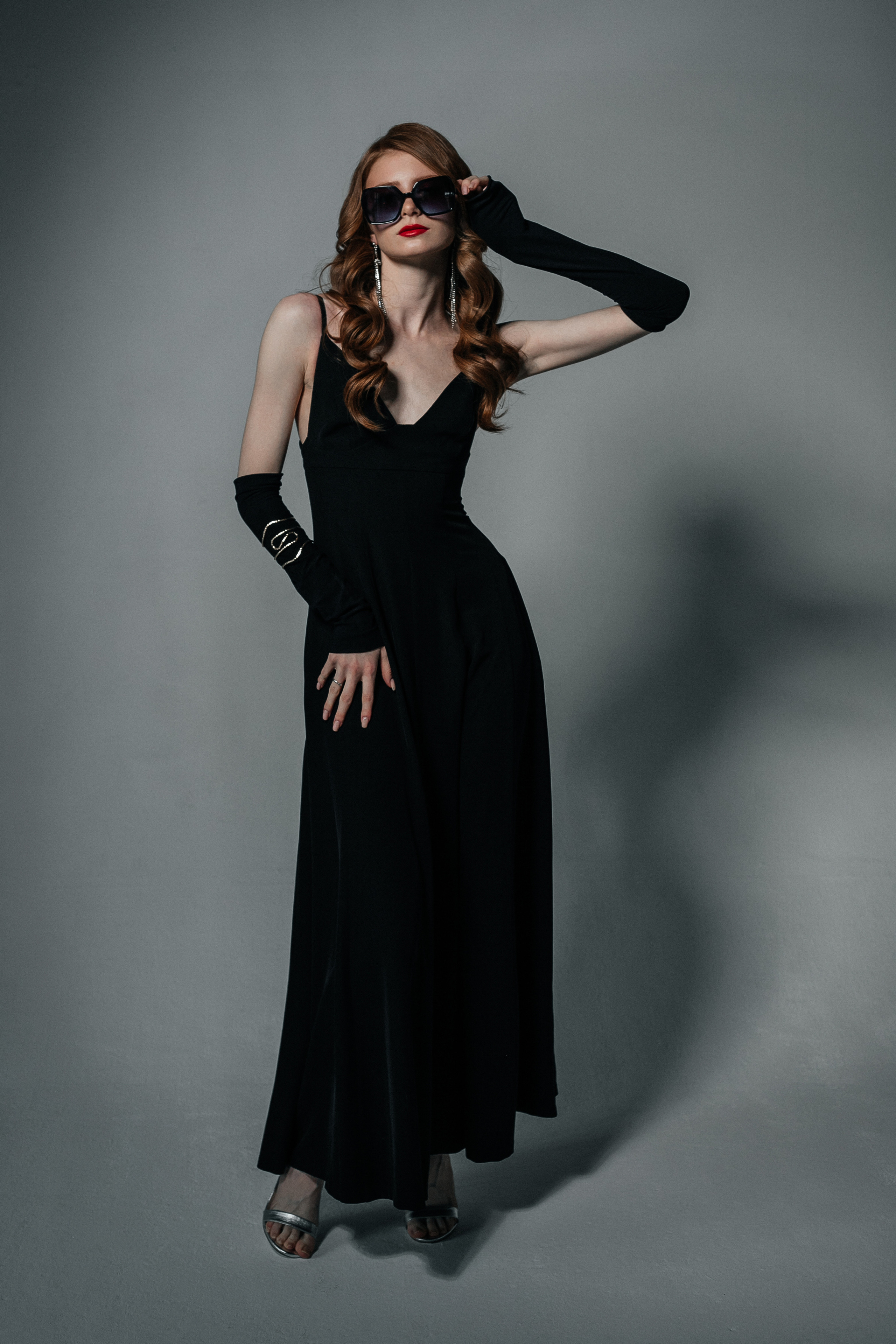 Женский портрет в вечернем образе в студии на белой циклораме