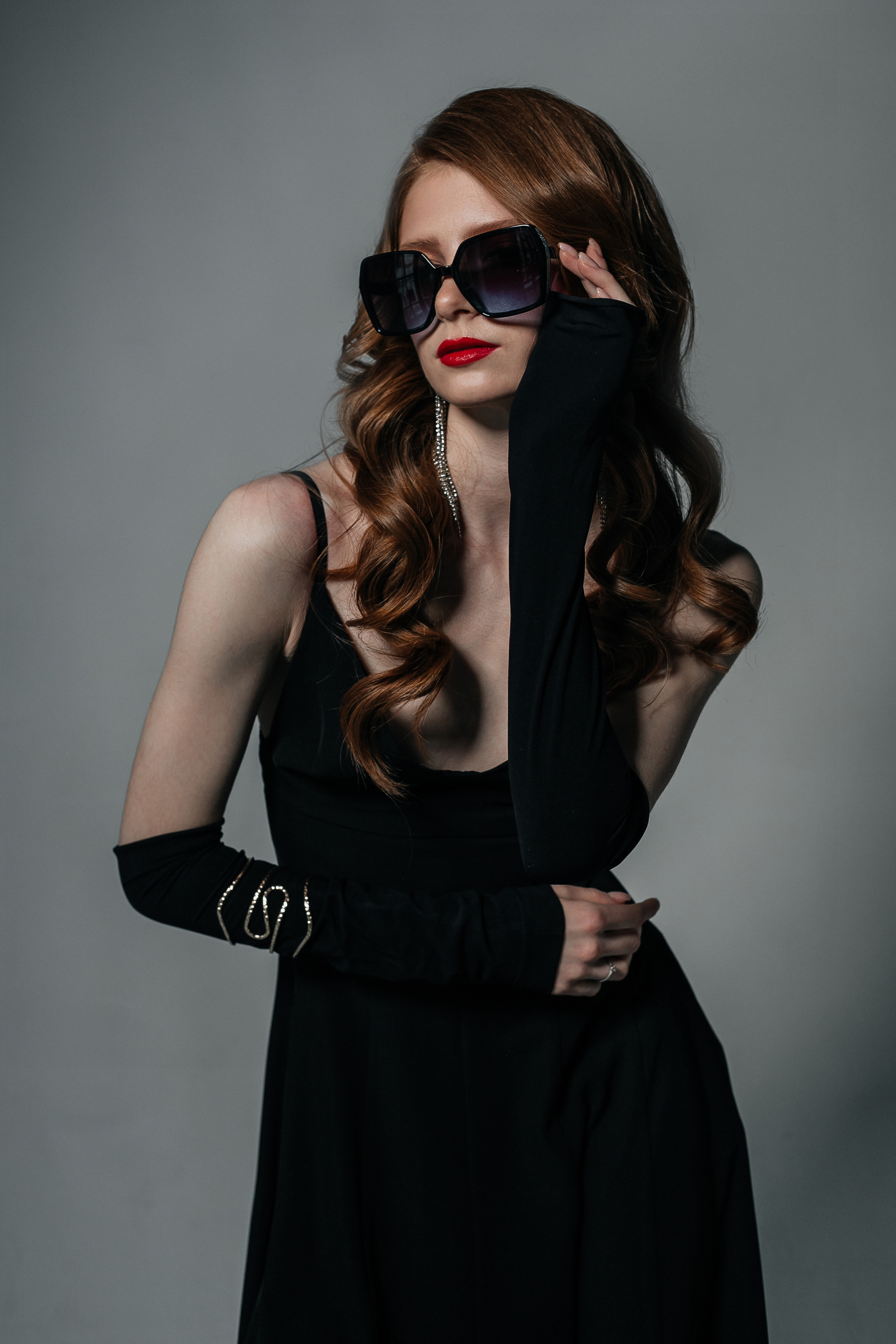 Женский портрет в вечернем образе в студии на белой циклораме