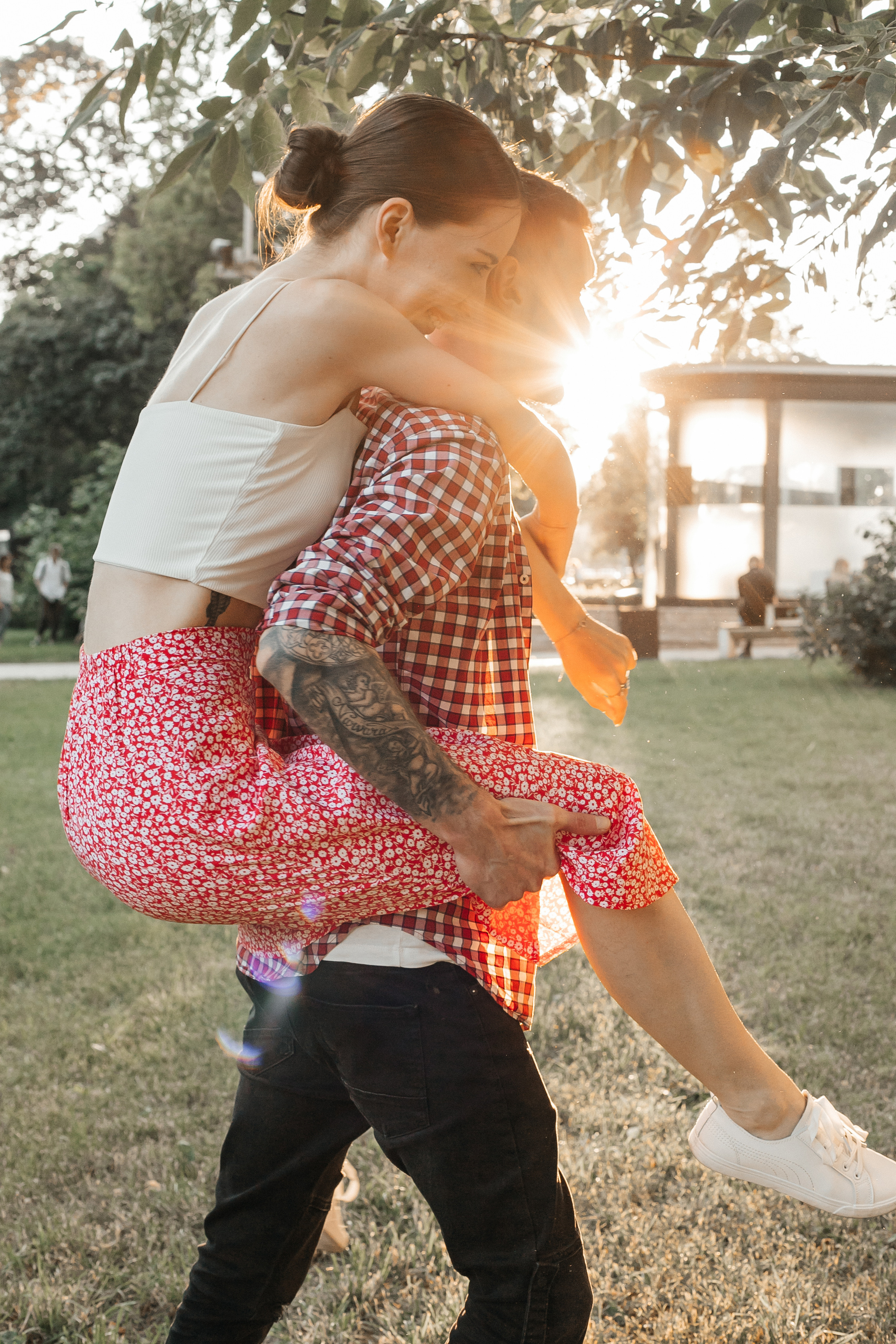 Lovestory фотосессия на улице. Свадебный фотограф в Москве Элина Ларченкова. Фото, которые цепляют