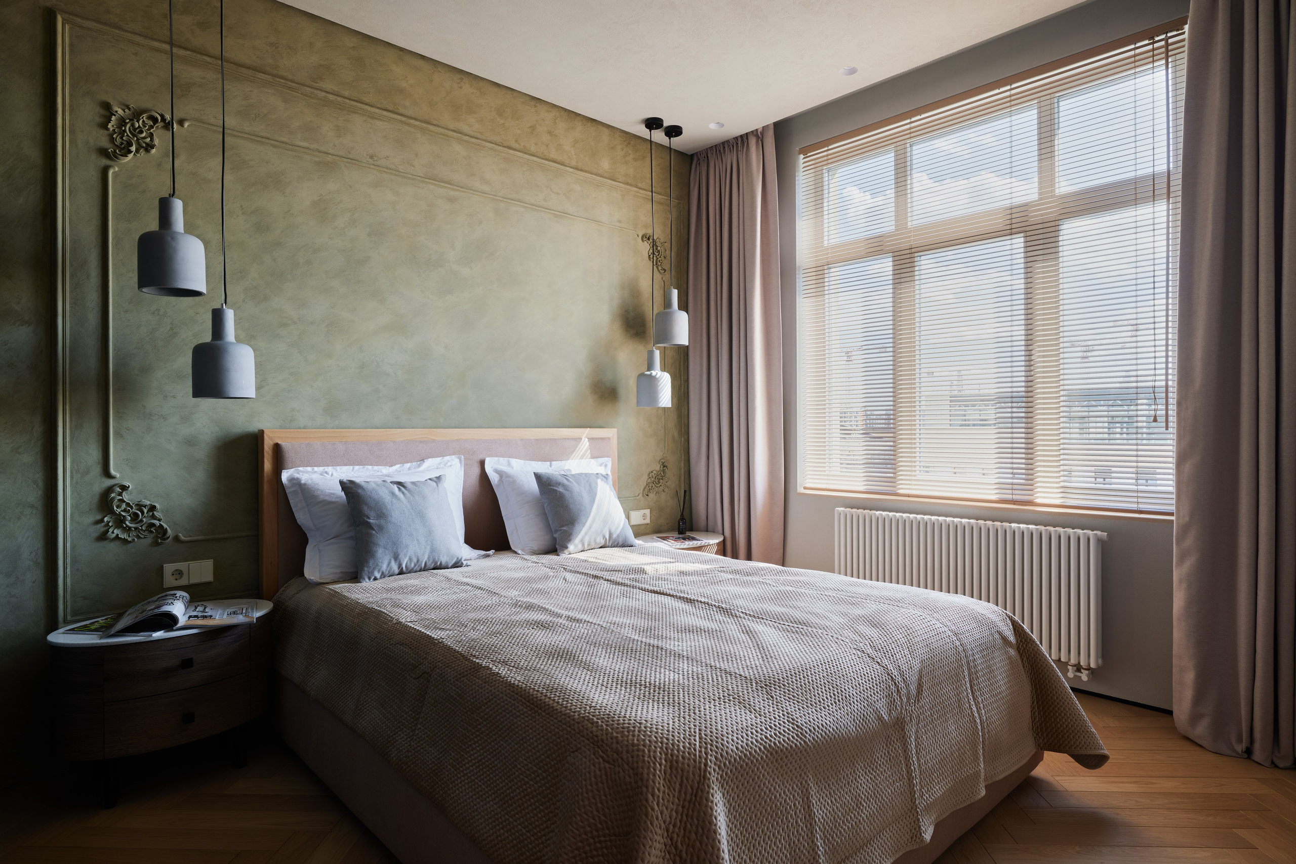 Интерьер спальни с санузлом и встроенным гардеробом. Лаконичное зонирование и индивидуальная мебель на заказ. Проект Ксении Новиковой (ksudsgn), СПб