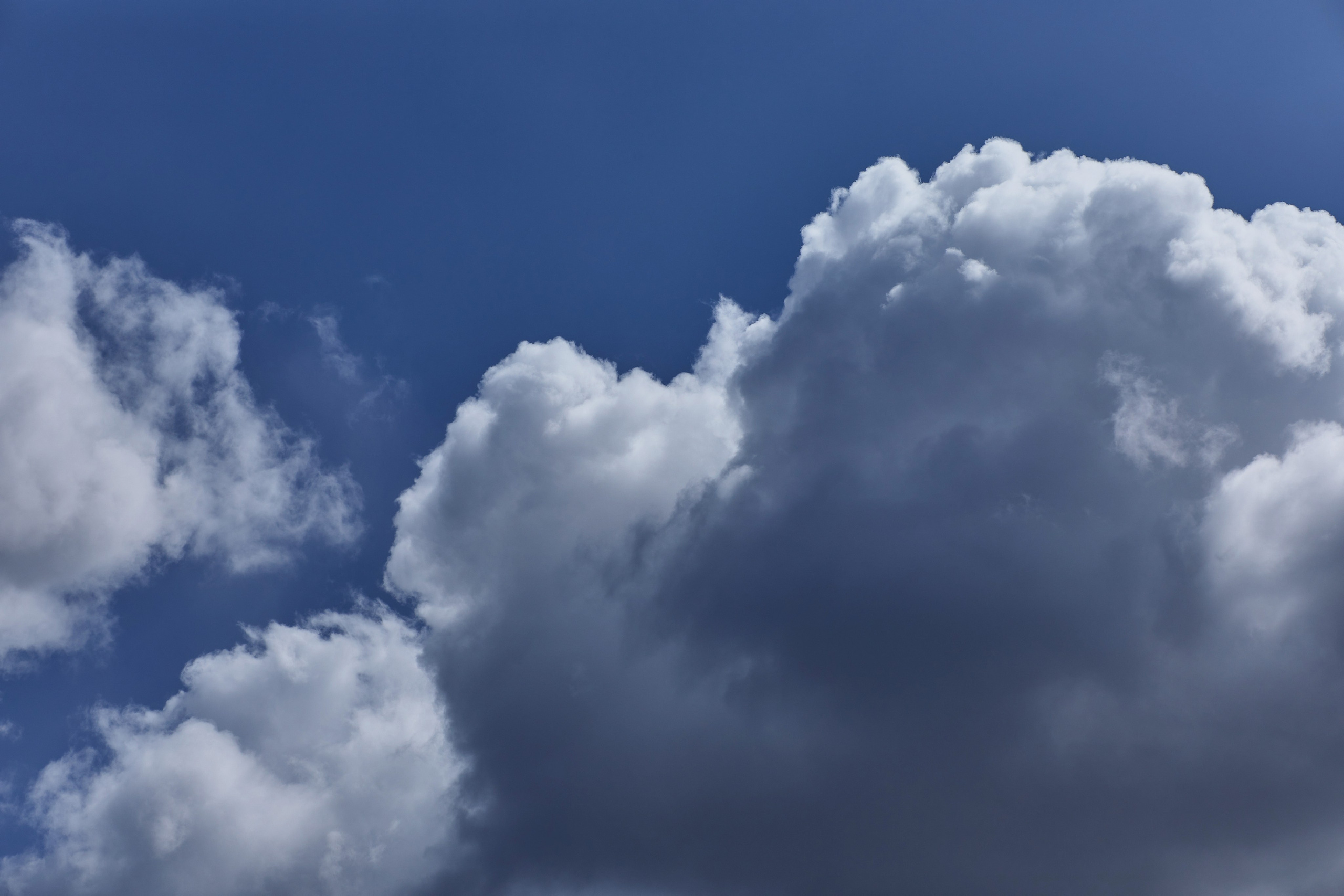 Серо-белые облака на фоне нежного голубого неба