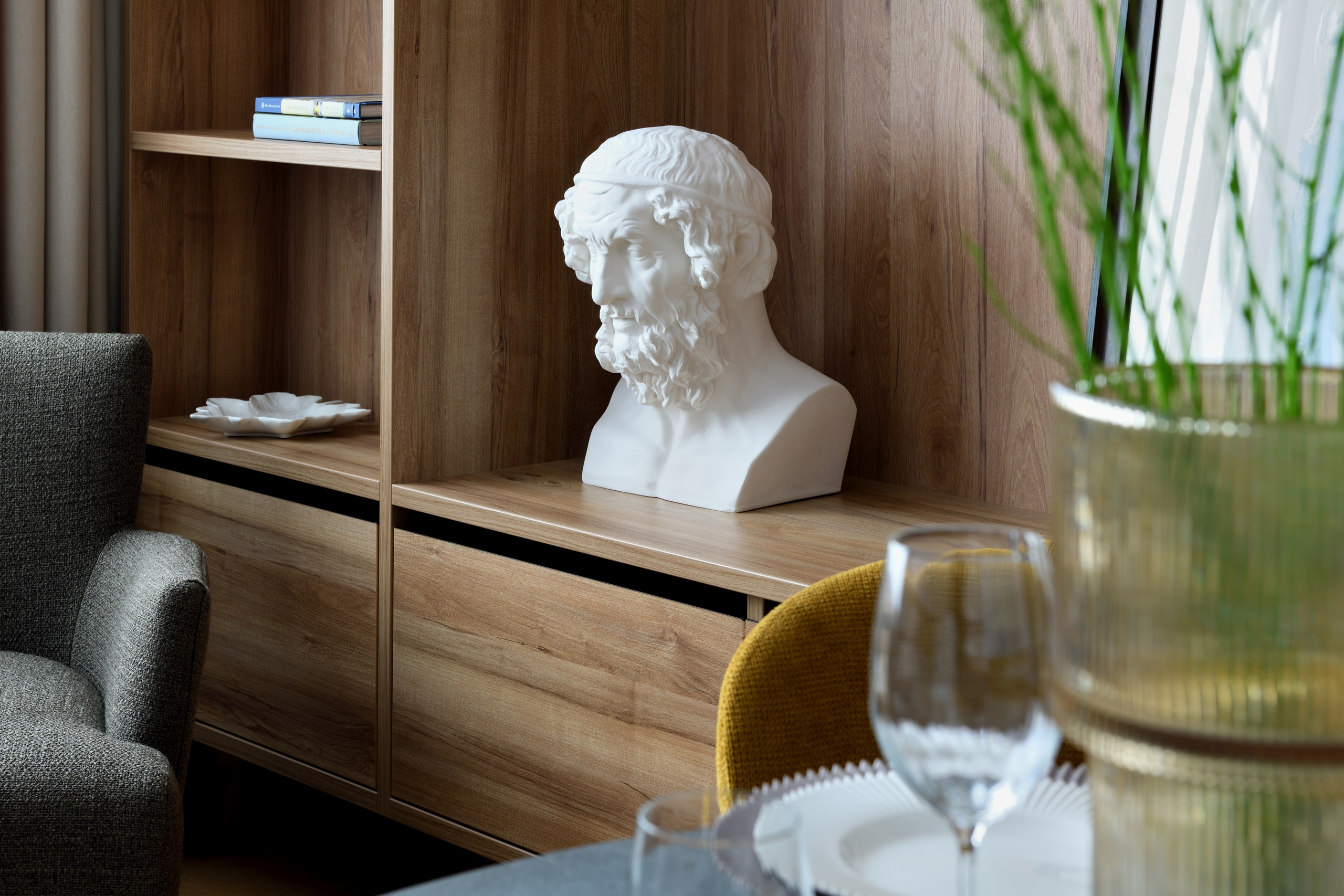 Деталь стеллажа: бюст, стекло, бокалы, отражения и фактура