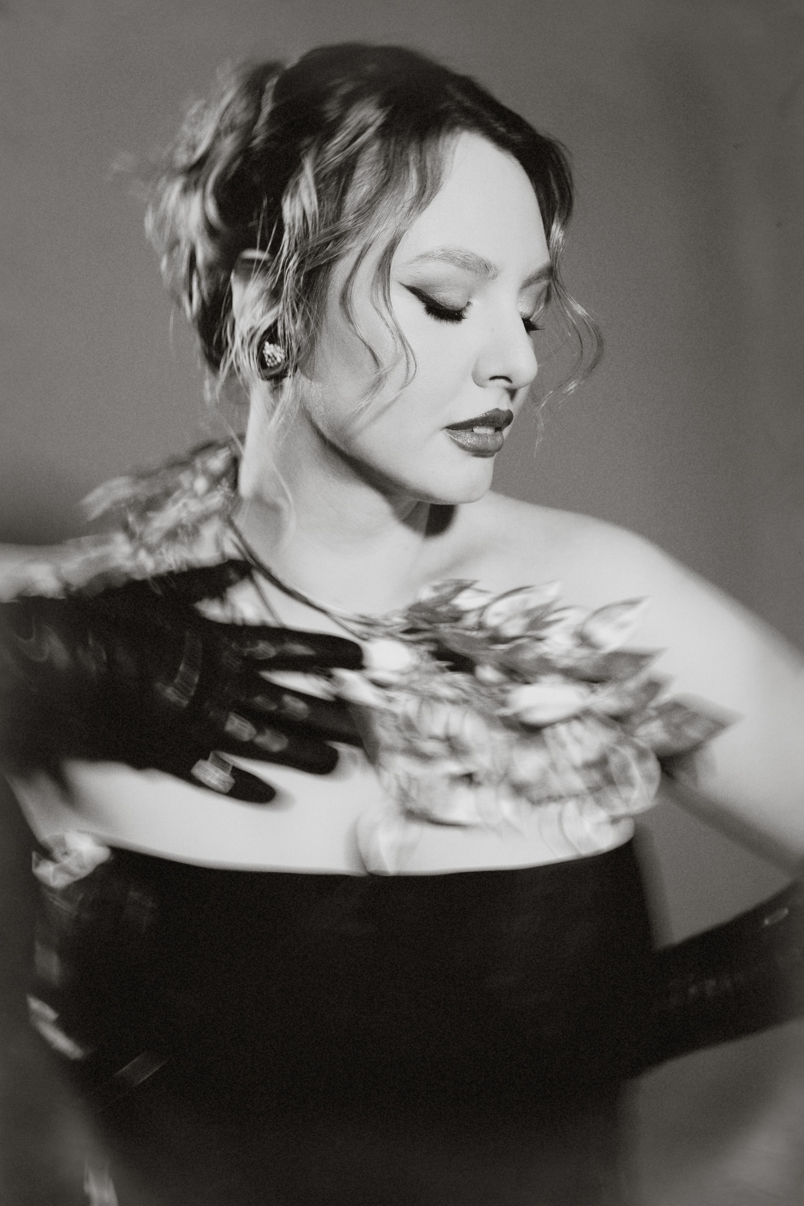 Креативная фотосессия в стиле высокой моды с использованием необычных материалов