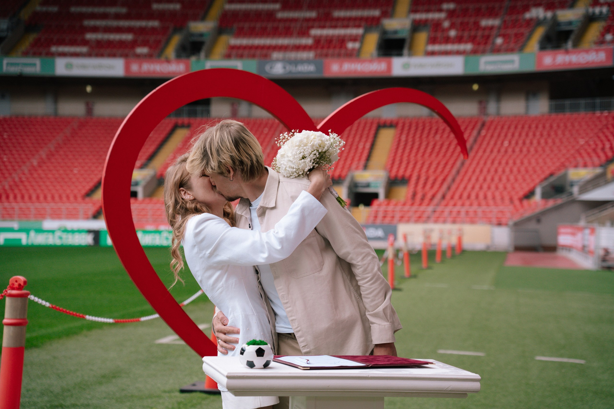 Свадебная фотосессия на стадионе Спартак Тушино