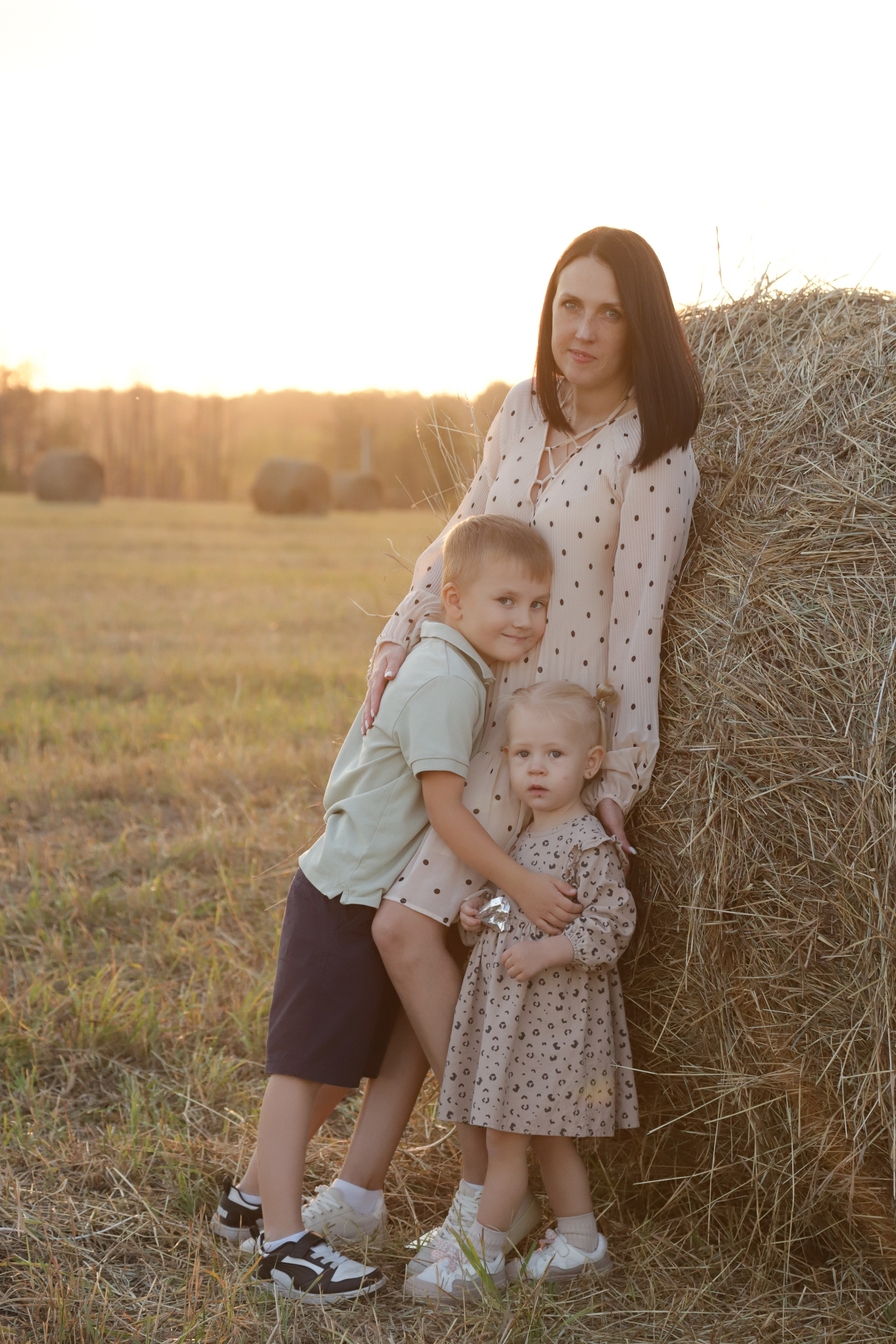Мама с детьми в поле стога. Диана Николаева — фотограф город Балашиха