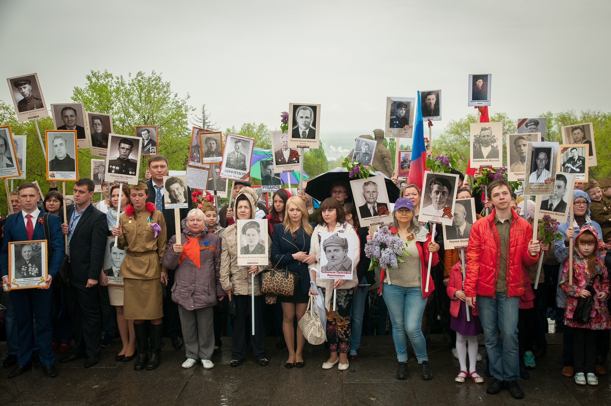 Люди с плакатами "Бессмертного полка"