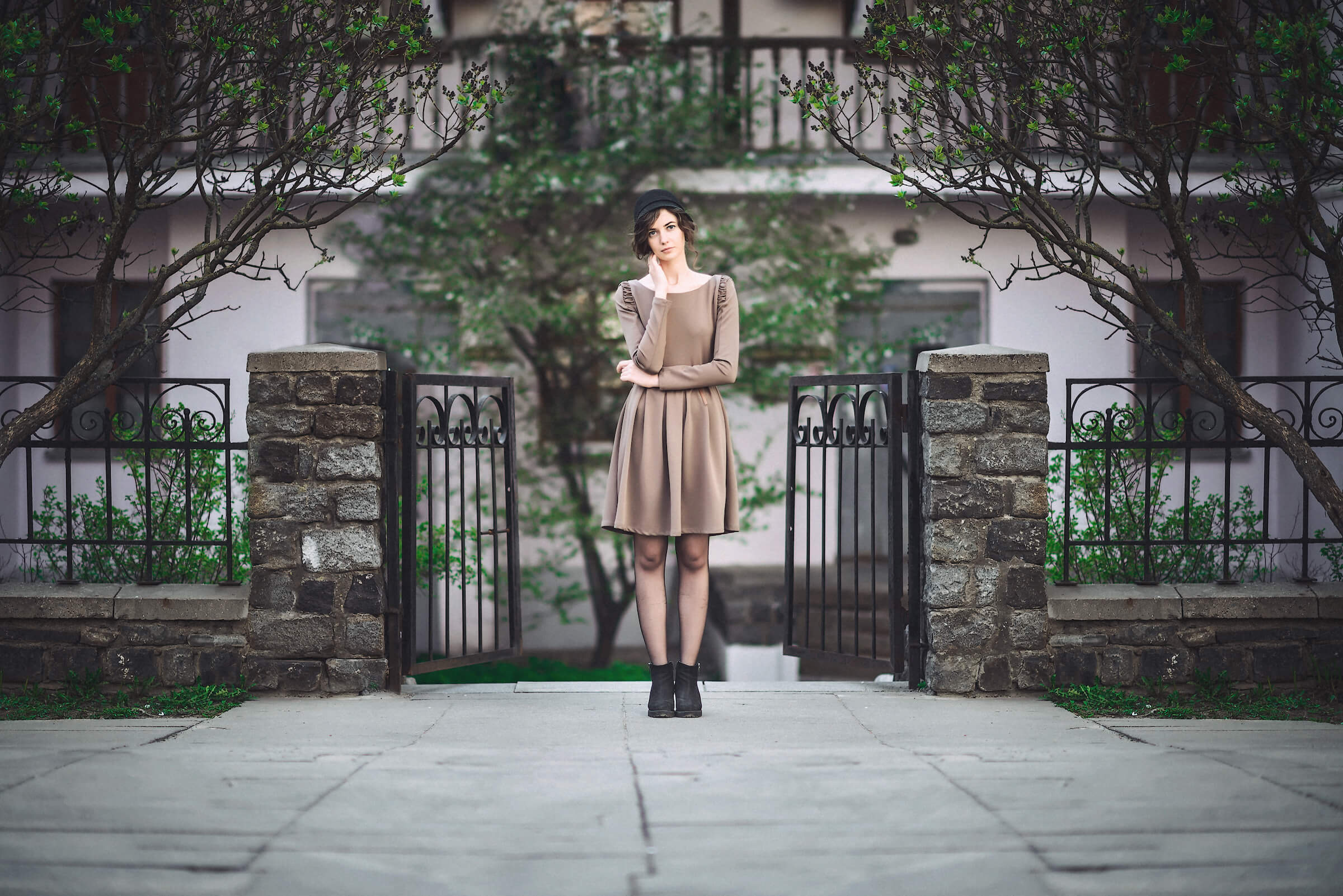 симметрия в фото, девушка в саду