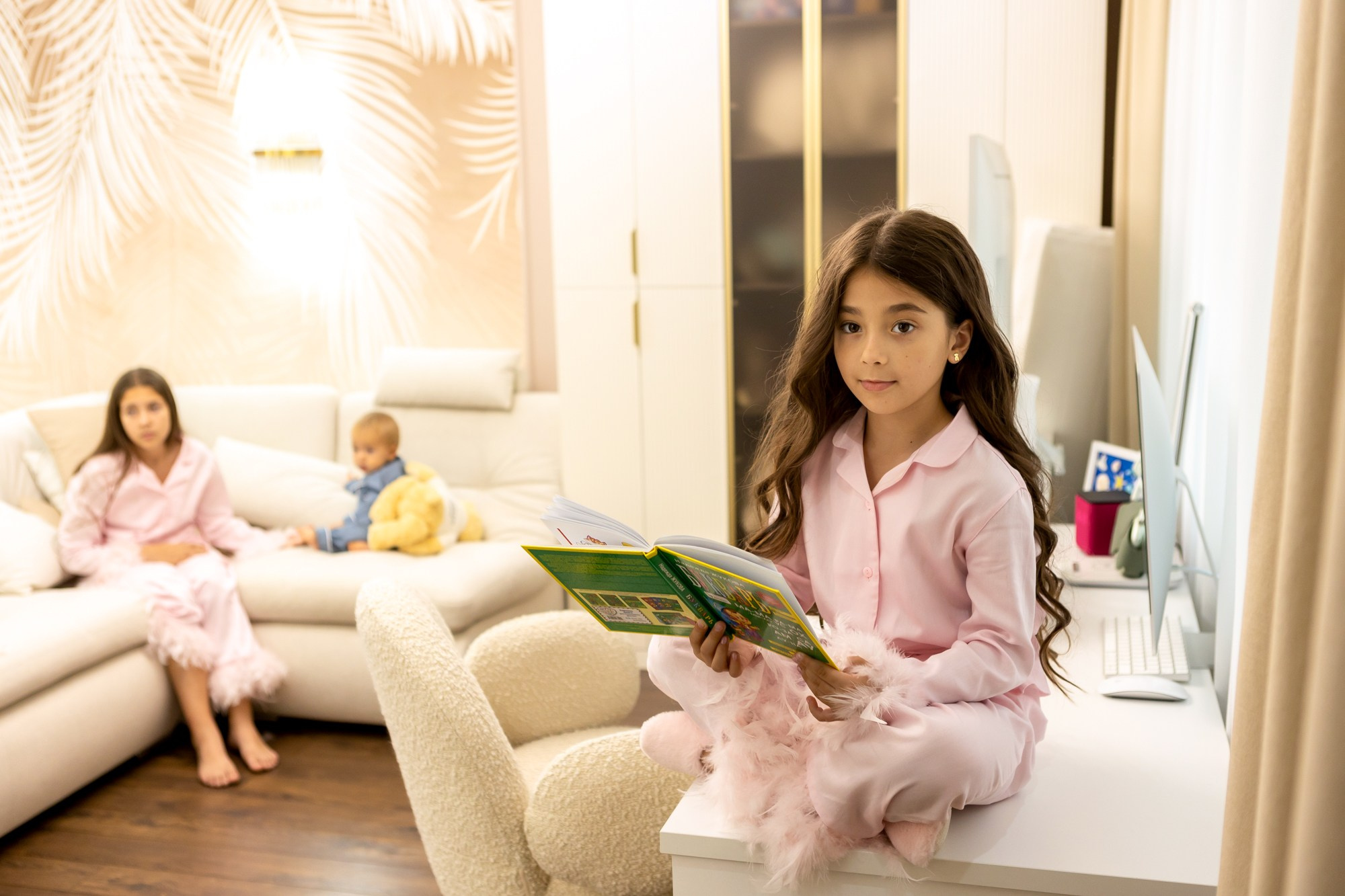 Съёмка первоклассницы перед школой. Фотограф в Оренбурге. Профессиональный фотограф