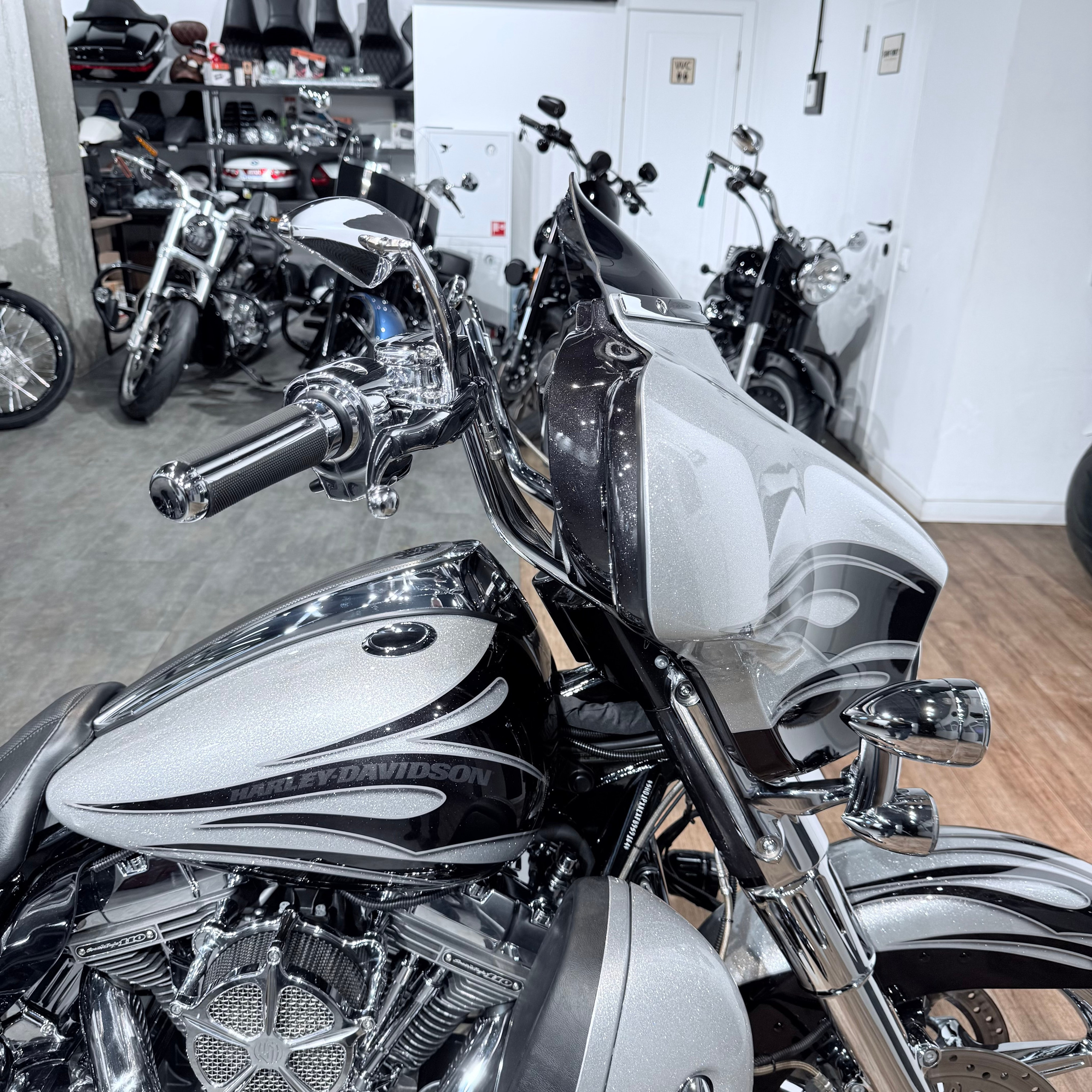 2015 CVO Street Glidе Sреcial 110 Наrd Сandy Сustоm. Hello Davidson, Москва. Только хорошие мотоциклы…