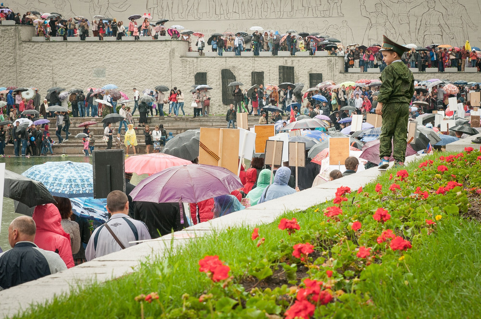 Поток людей 9 мая на Мамаевом кургане во время дождя