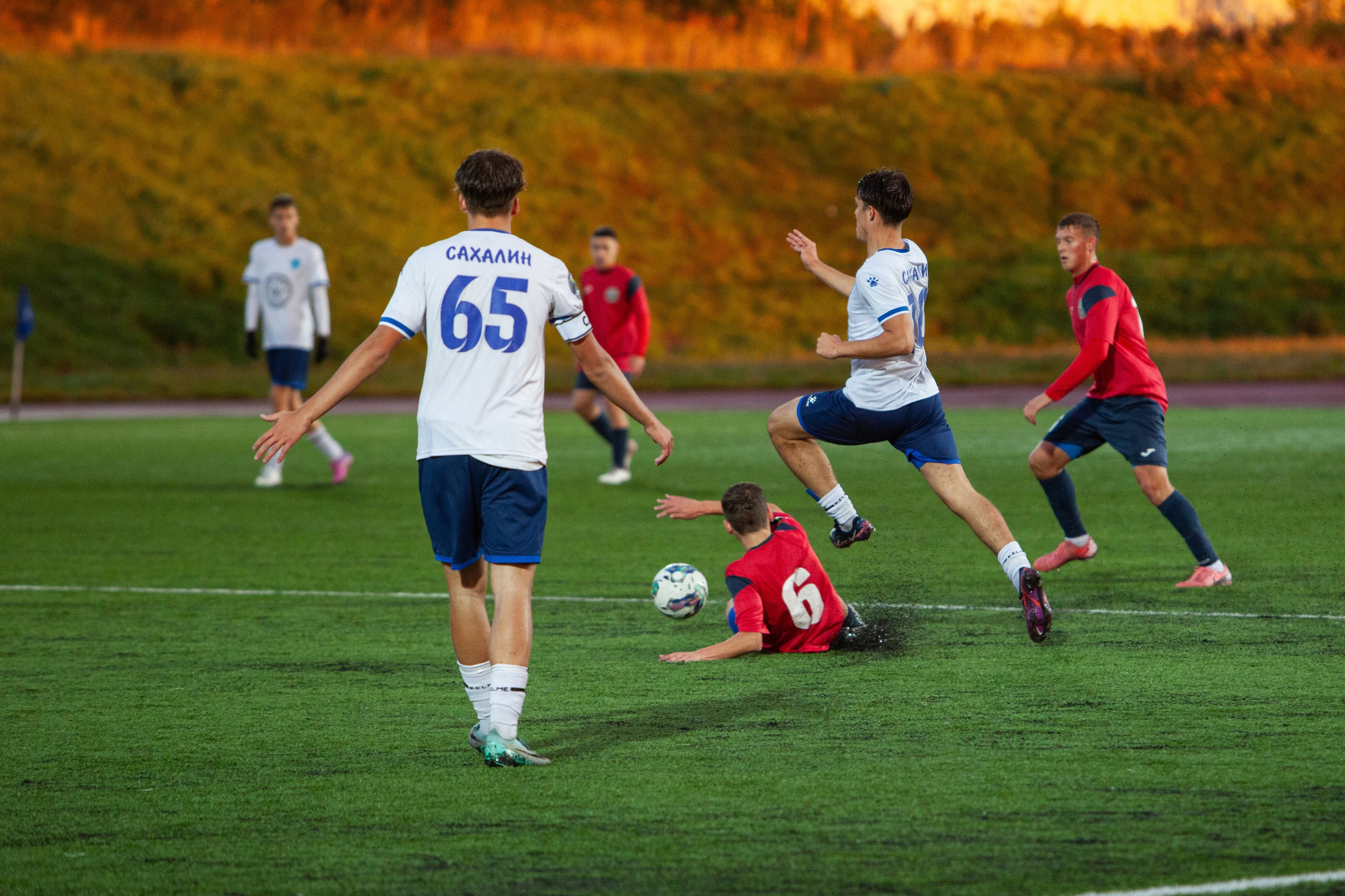 Матч юношеской футбольной лиги между командами СШ «Сахалин» и «СШОР № 1» (Комсомольск-на-Амуре) (U-18). Кутузов Евгений Фотограф в Южно-Сахалинске