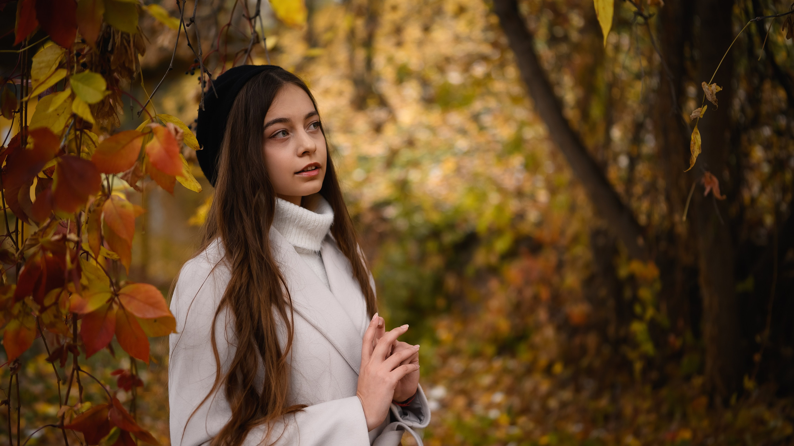 Атмосферный женский портрет в осеннем парке города Казань, фотограф Алексей Клейменов