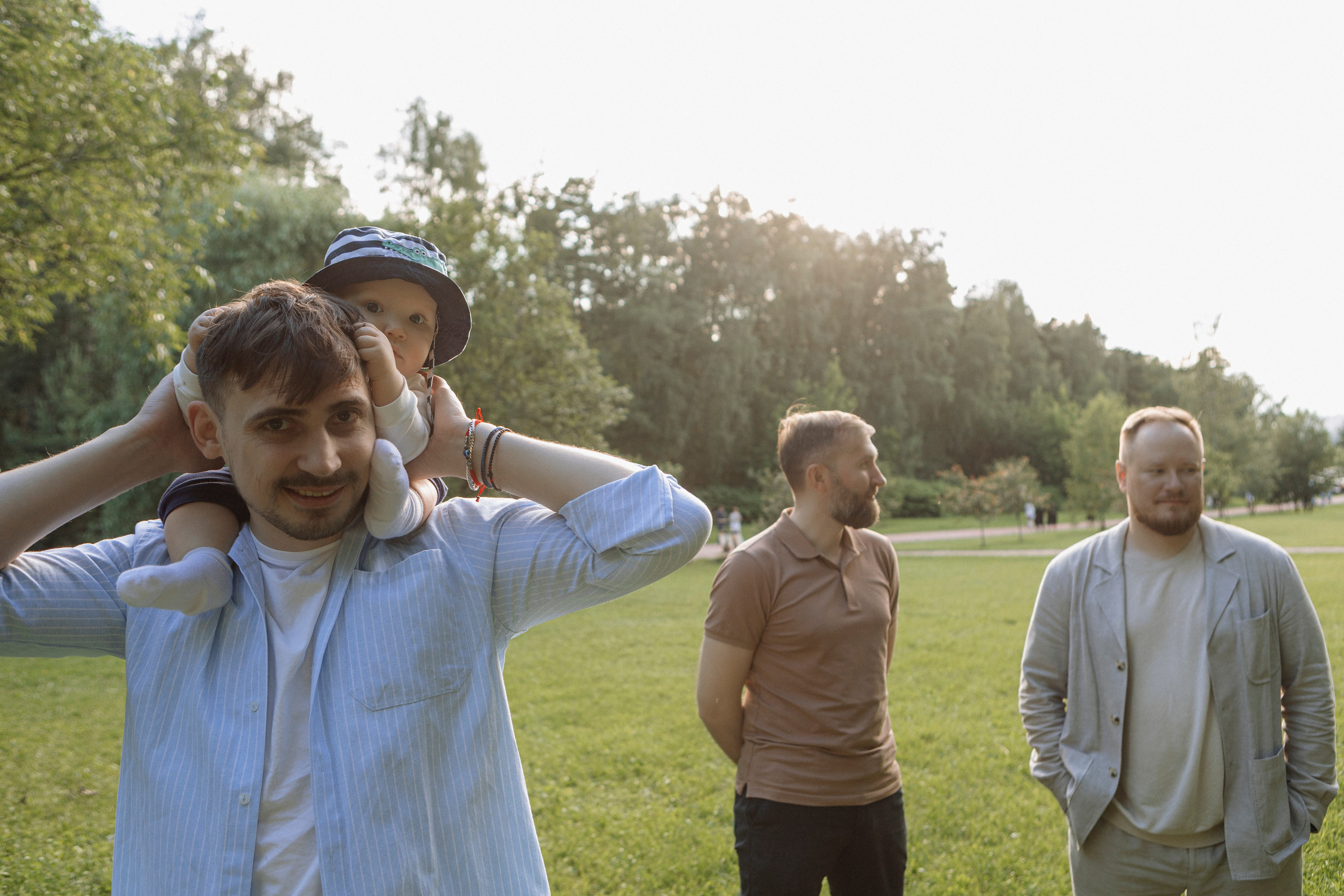 Тёплый закат, семейный пикник с детьми и музыкой, фотограф в Москве