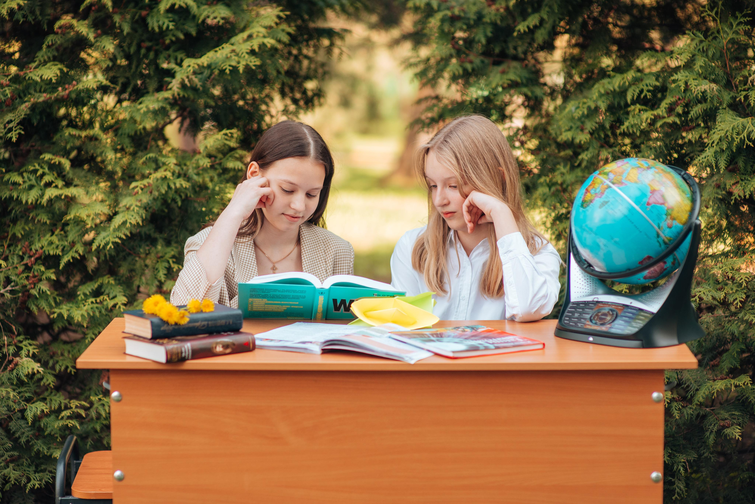 Школьные альбомы. Фотограф Алла Елисеева