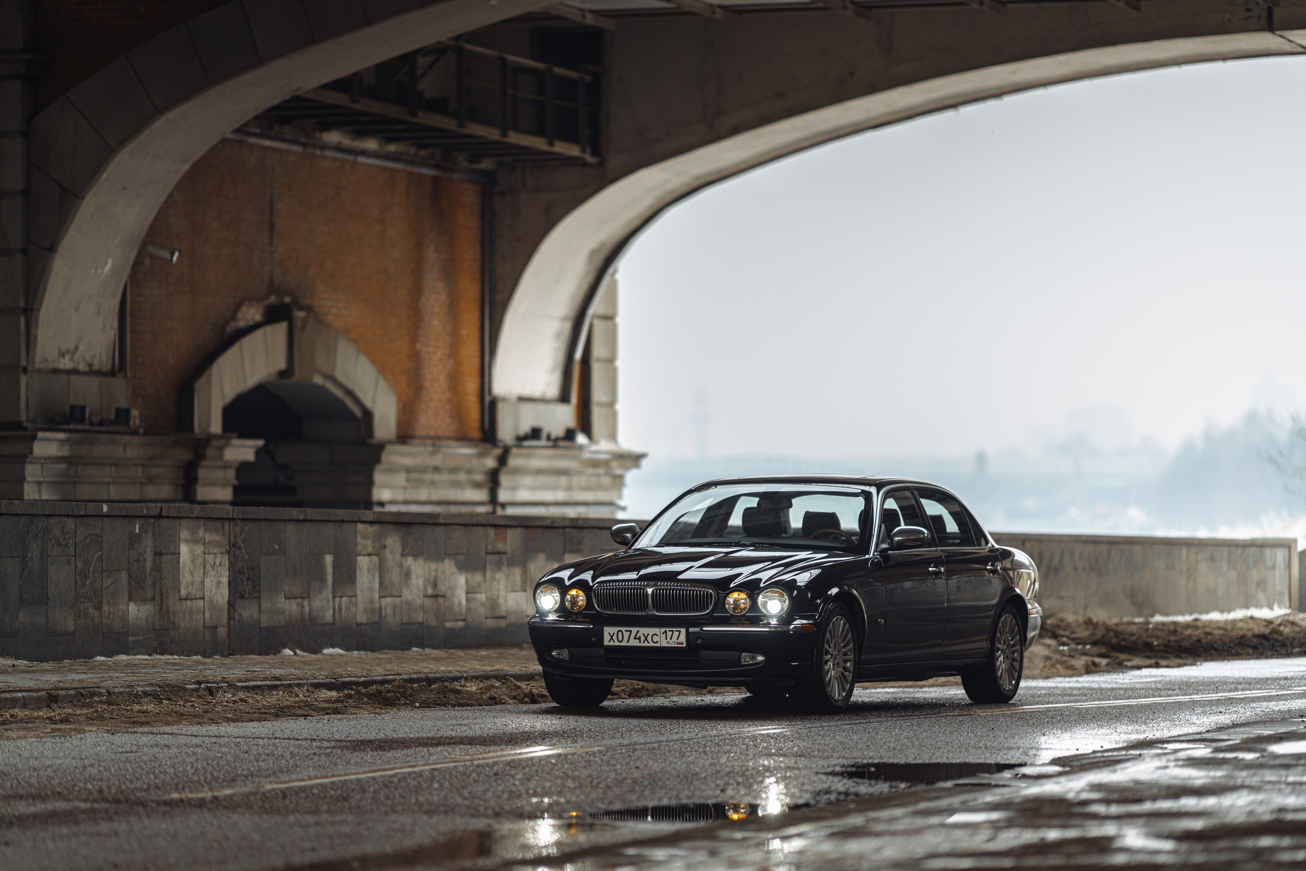 Фотосъемка автомобиля в Парке Горького весной в Москве. Жуков Илья свадебный фотограф в Москве