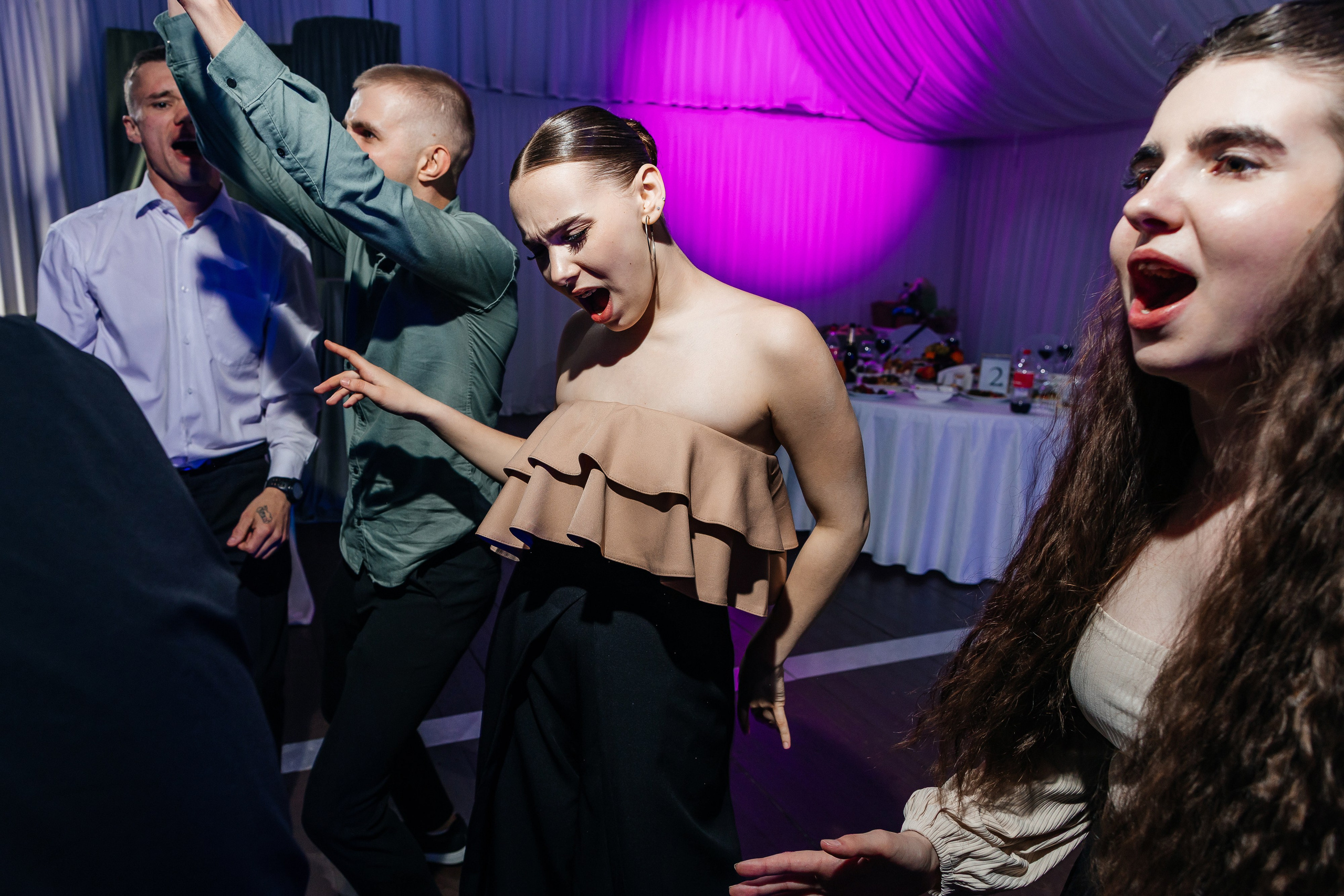 Красивая летняя свадьба в шатре. Олег Сверчков | Свадебный фотограф Вологда