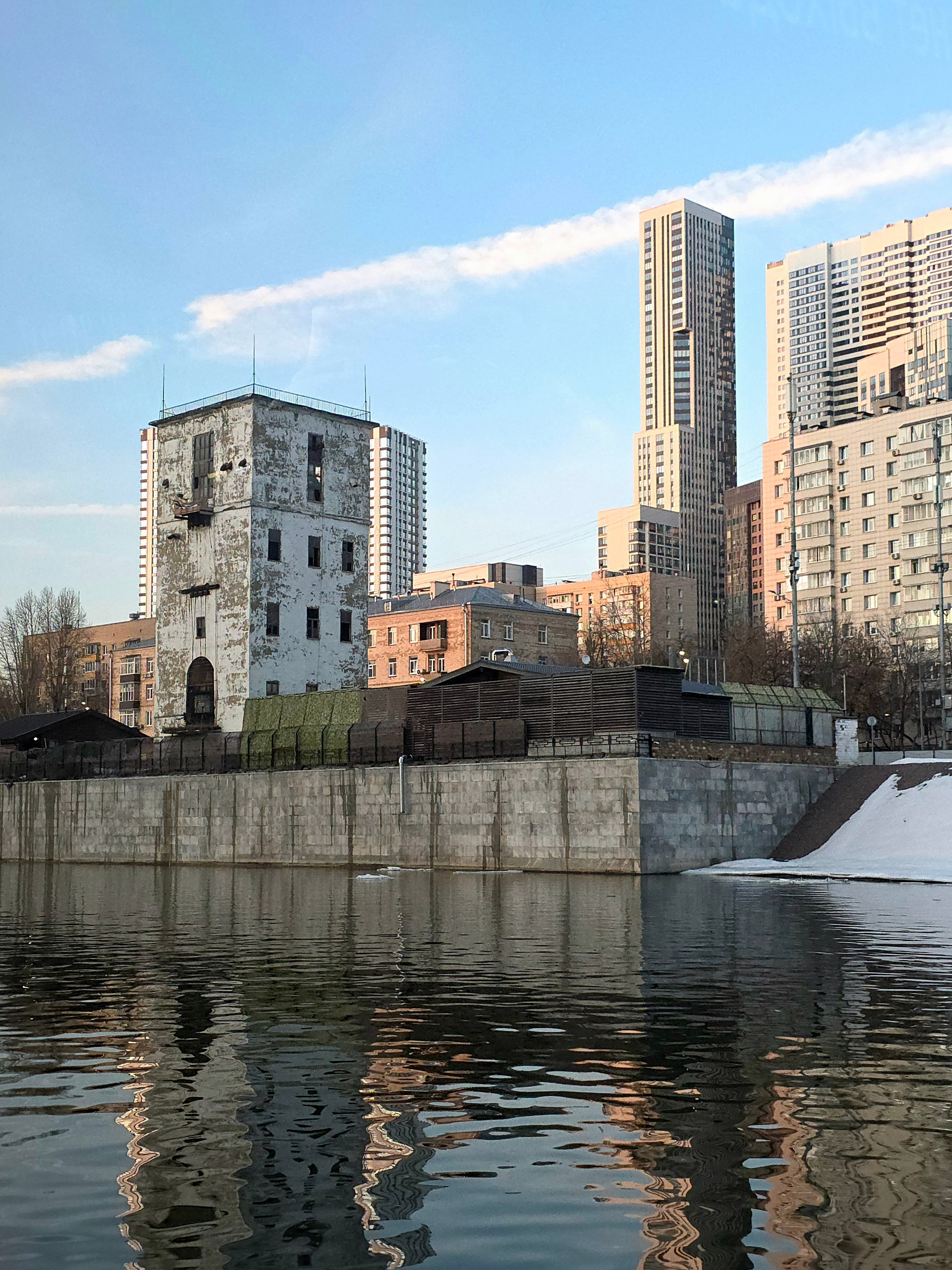 Но встречаются и исторические постройки. Башня – всё, что осталось от зерноприёмника Мелькомбината № 4. Использовался для разгрузки речных судов с зерном - в трюм заводились рукава пневмосистемы, которые засасывали зерно в тоннель, откуда оно попадало в элеватор.