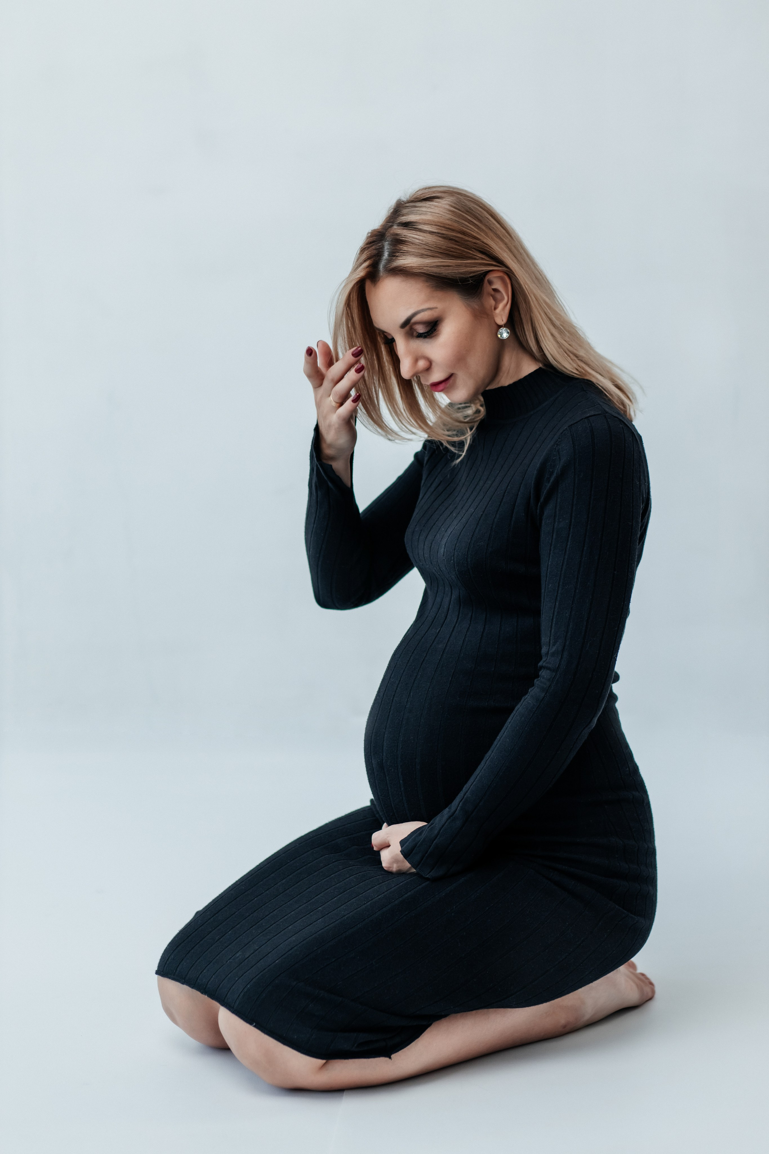 Фотосессия беременности в студии в Петергофе