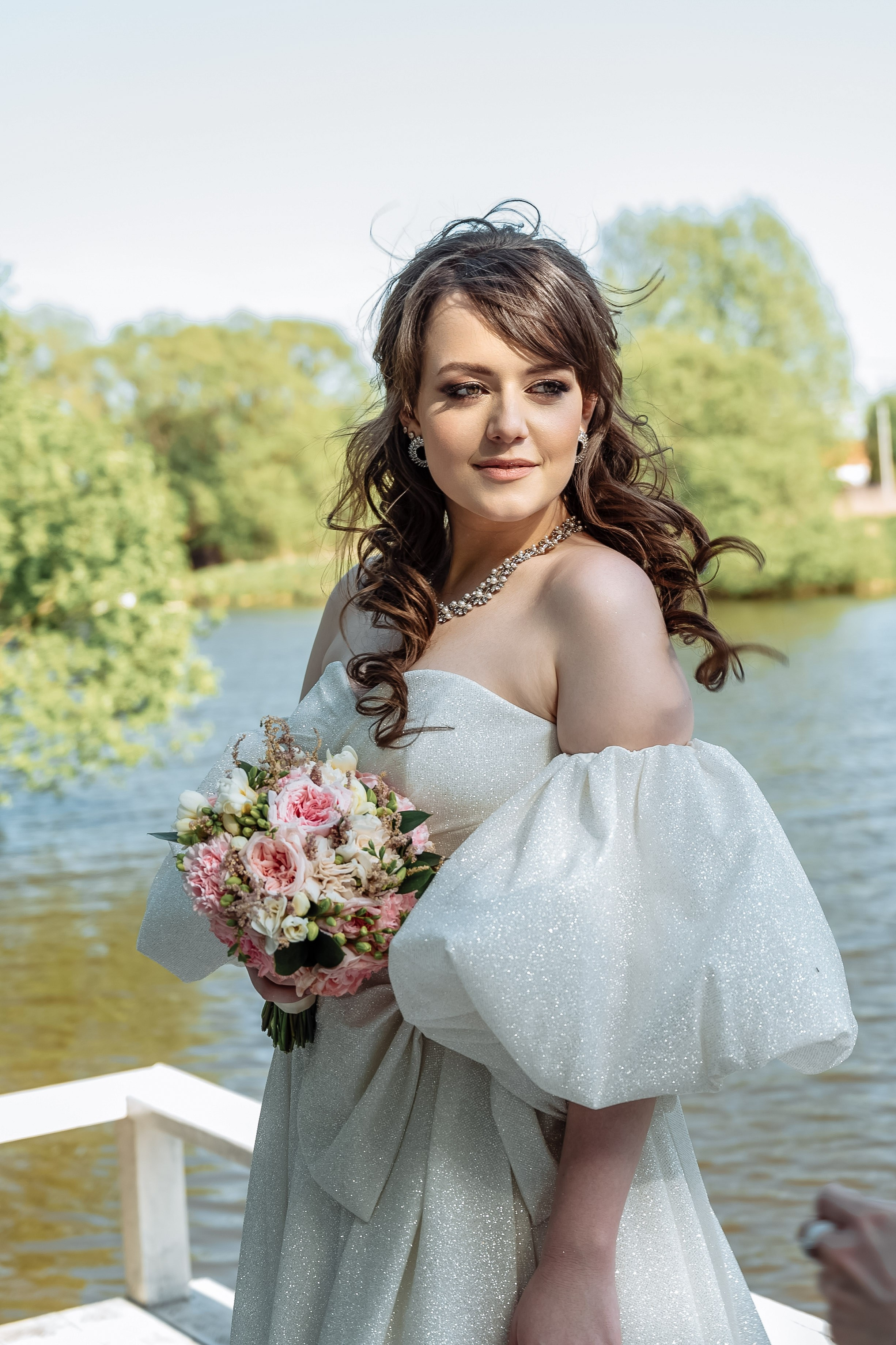 Портрет невесты с букетом, свадебное фото снимаю одновременно с видео, выгодно и красиво, подробнее о ценах спросите меня по мессенджеру