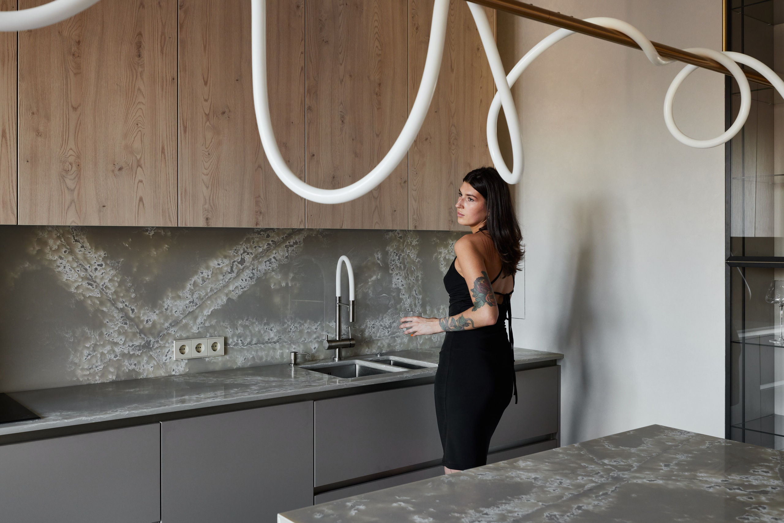 Интерьер кухни-гостиной с островом из натурального камня и биокамином. Автор проекта: Ксения Новикова (ksudsgn), дизайнер интерьеров из Санкт-Петербурга