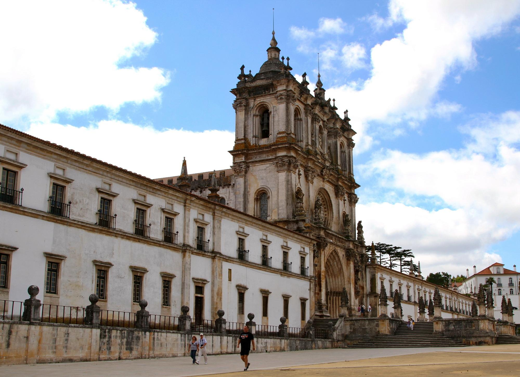 Монастырь в Алкобасе, пример готической архитектуры в Португалии