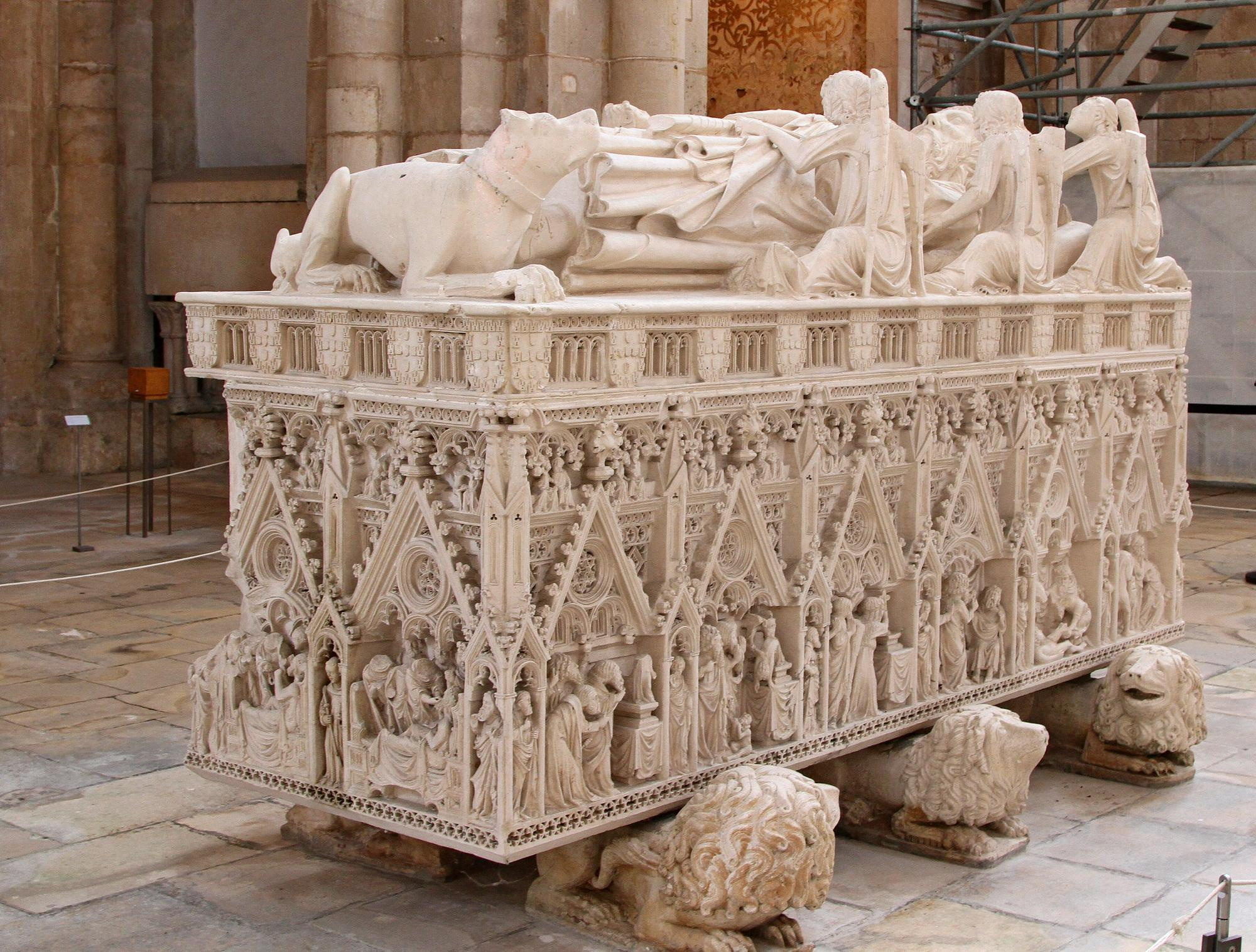 Гробница в монастыре Алкобасы в течение двух столетий служившем королевской усыпальницей.