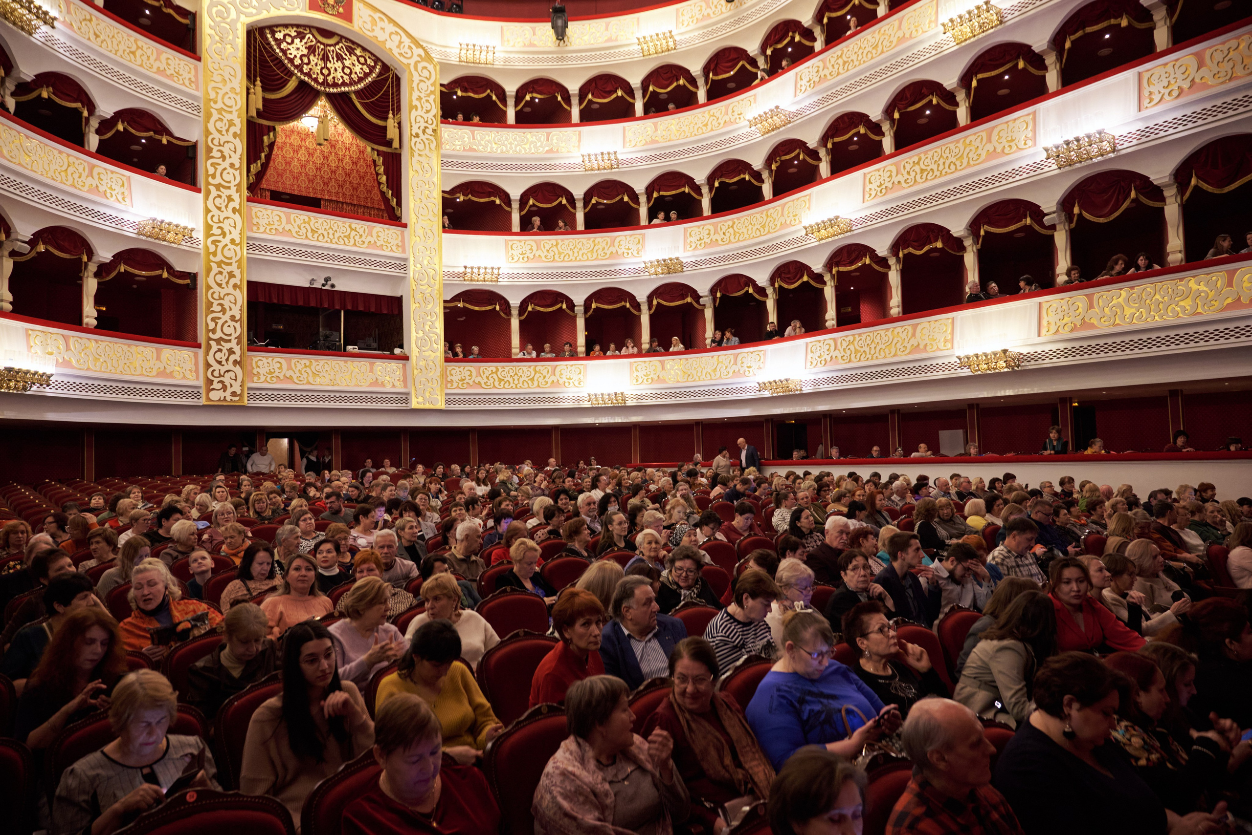 Зрительный зал Астраханского театра оперы и балета перед началом концерта — публика занимает места