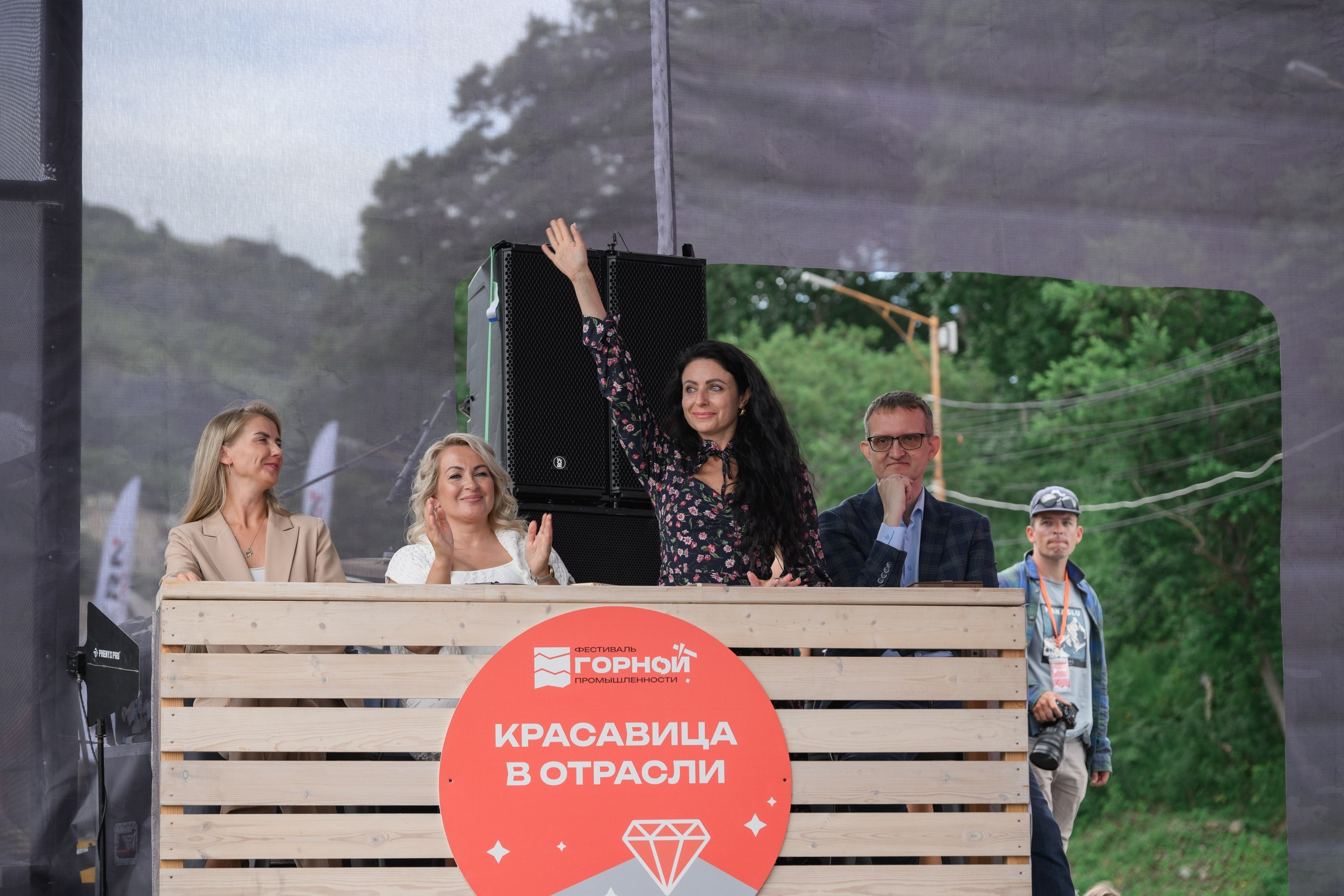 Фотосъемка Дня горняка в центре Петропавловска-Камчатского. Профессиональная репортажная съемка праздника горняков в Петропавловске-Камчатском. Яркие моменты с концерта и награждения работников отрасли. Эмоциональные кадры с городского праздника в Петропавловске-Камчатском. Фотосъемка корпоративных мероприятий и праздников в Петропавловске-Камчатском.