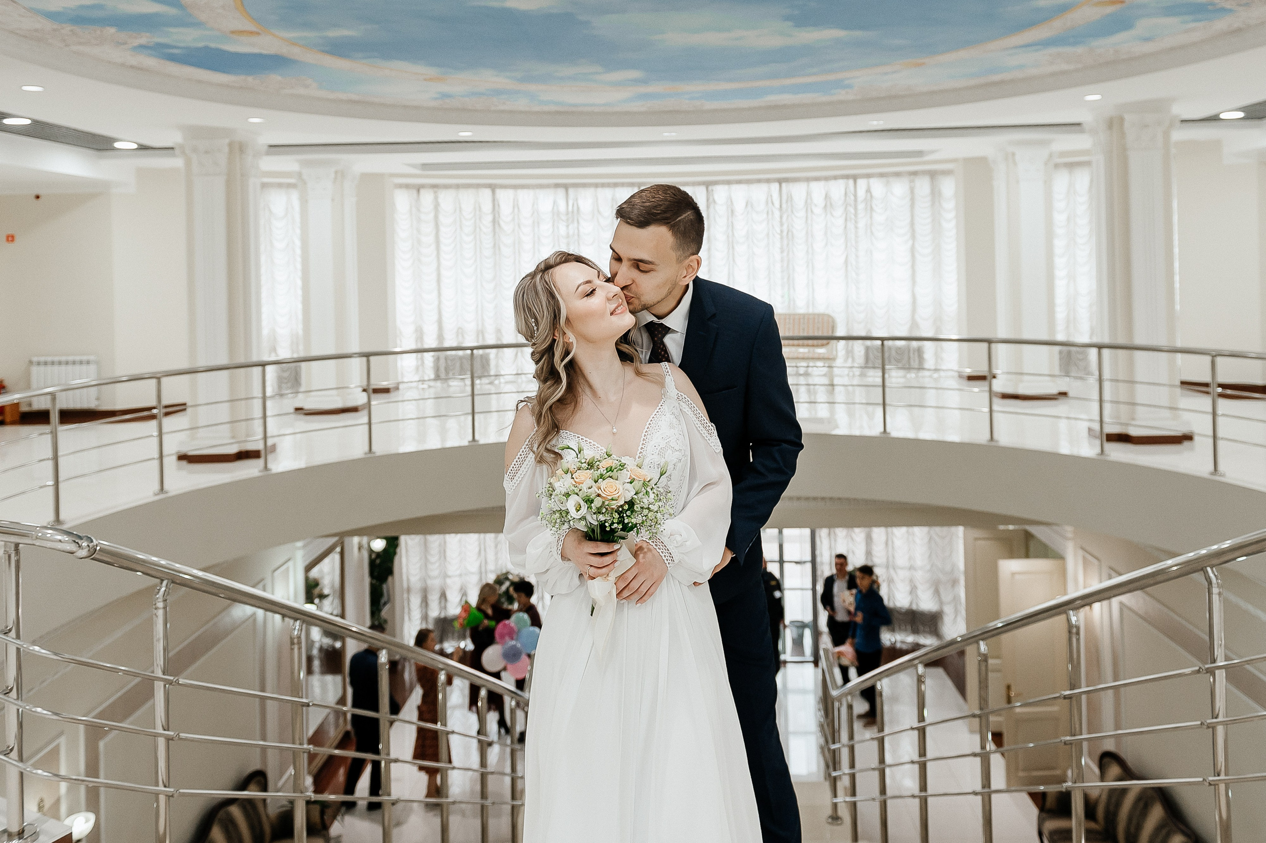 Фотосессия невесты и жениха в загсе Реутов