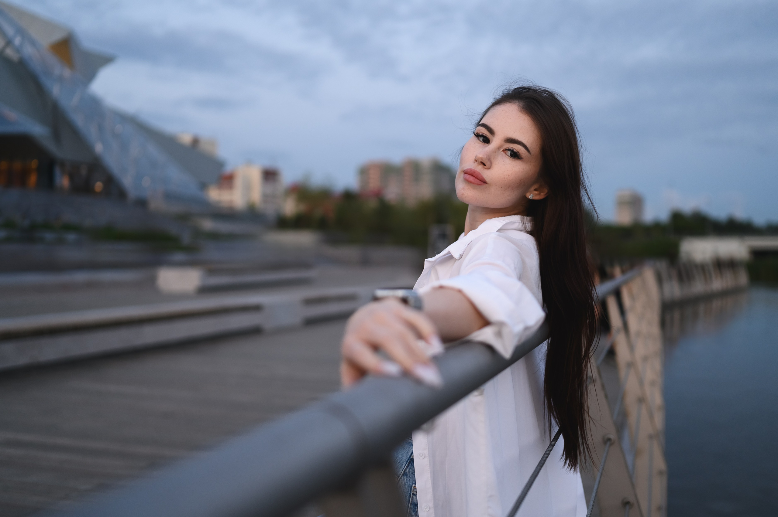 Образ повседневной легкости — портретная съёмка у нового фасада театра Камала